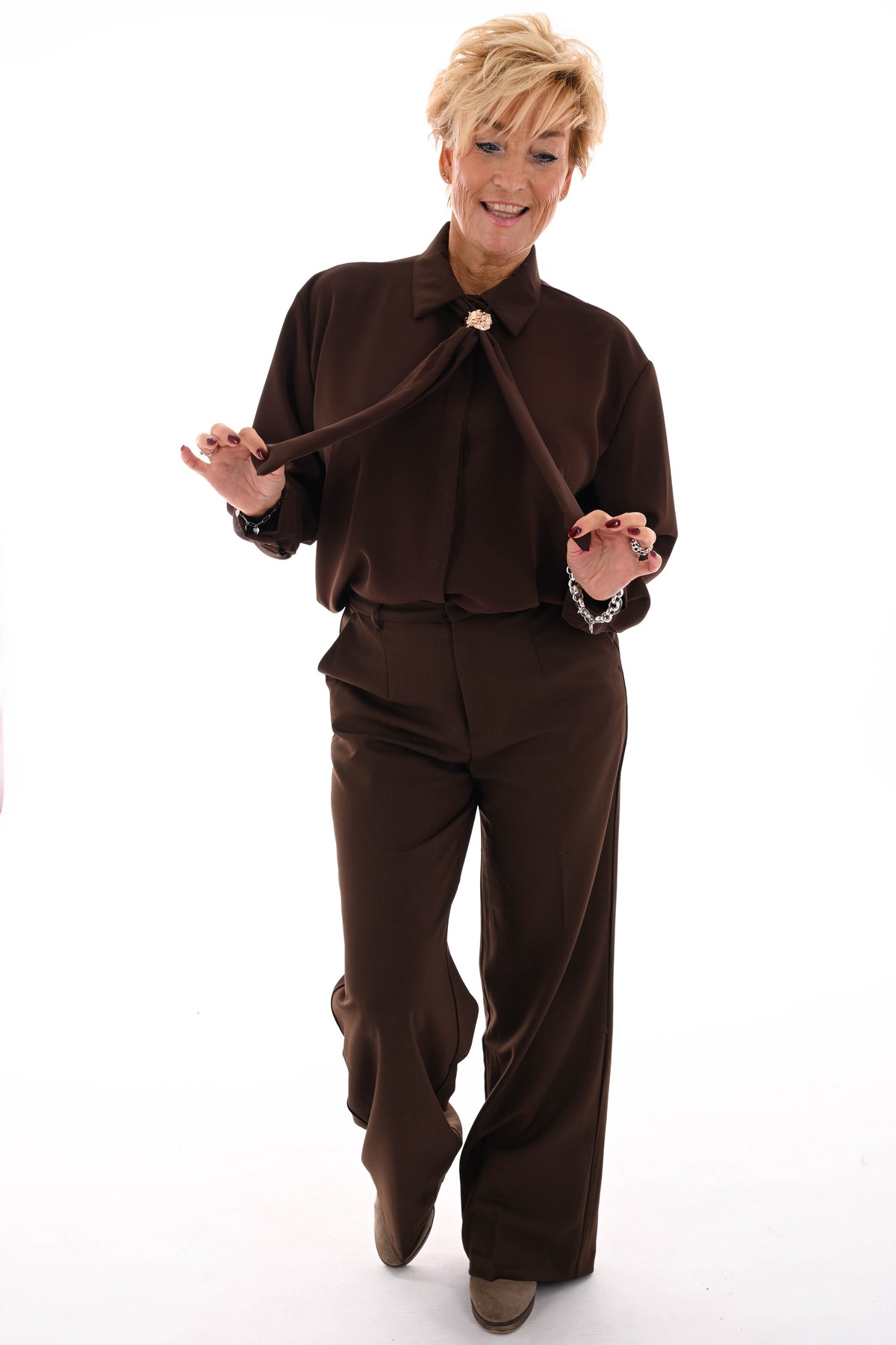 Doorknoop blouse gouden details donkerbruin