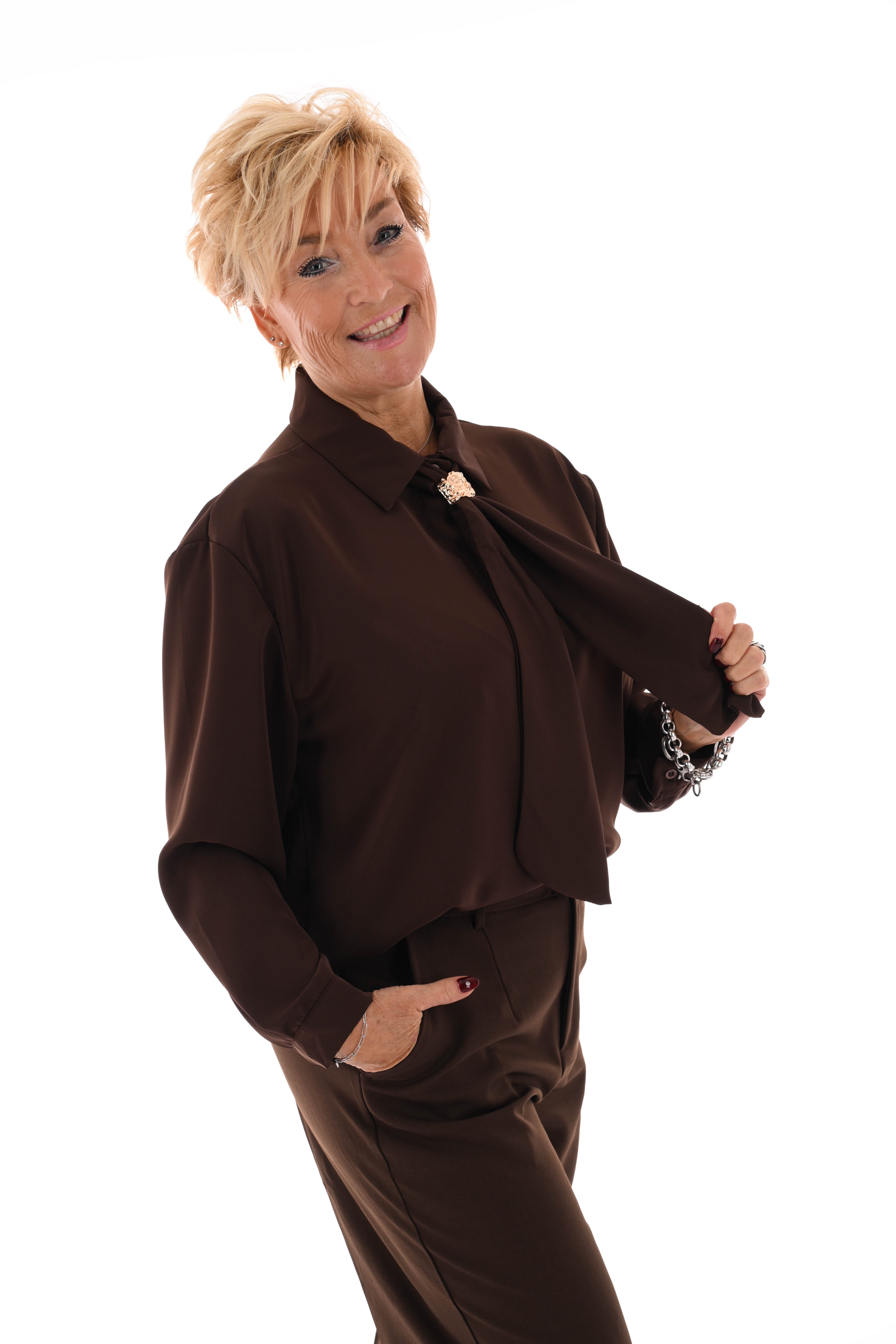 Doorknoop blouse gouden details donkerbruin