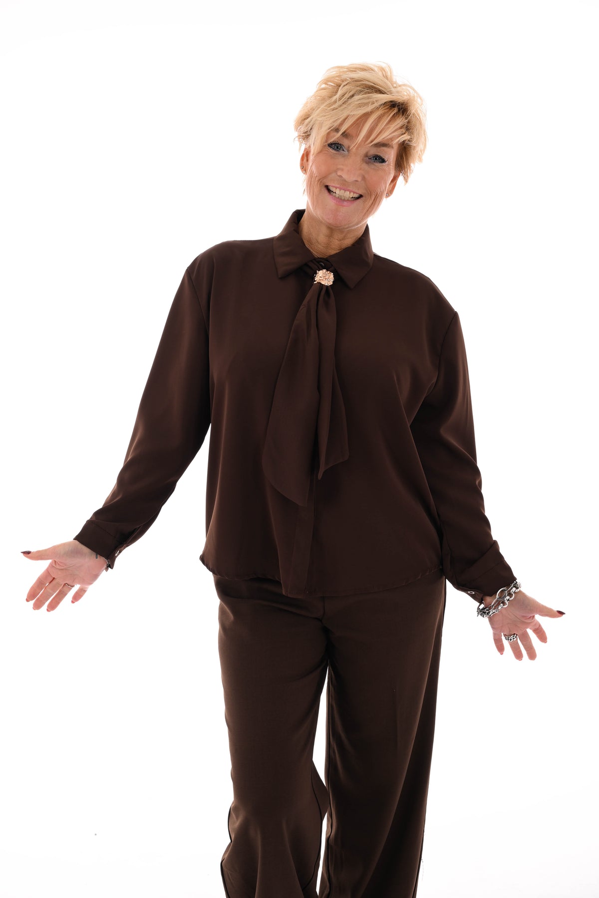 Doorknoop blouse gouden details donkerbruin