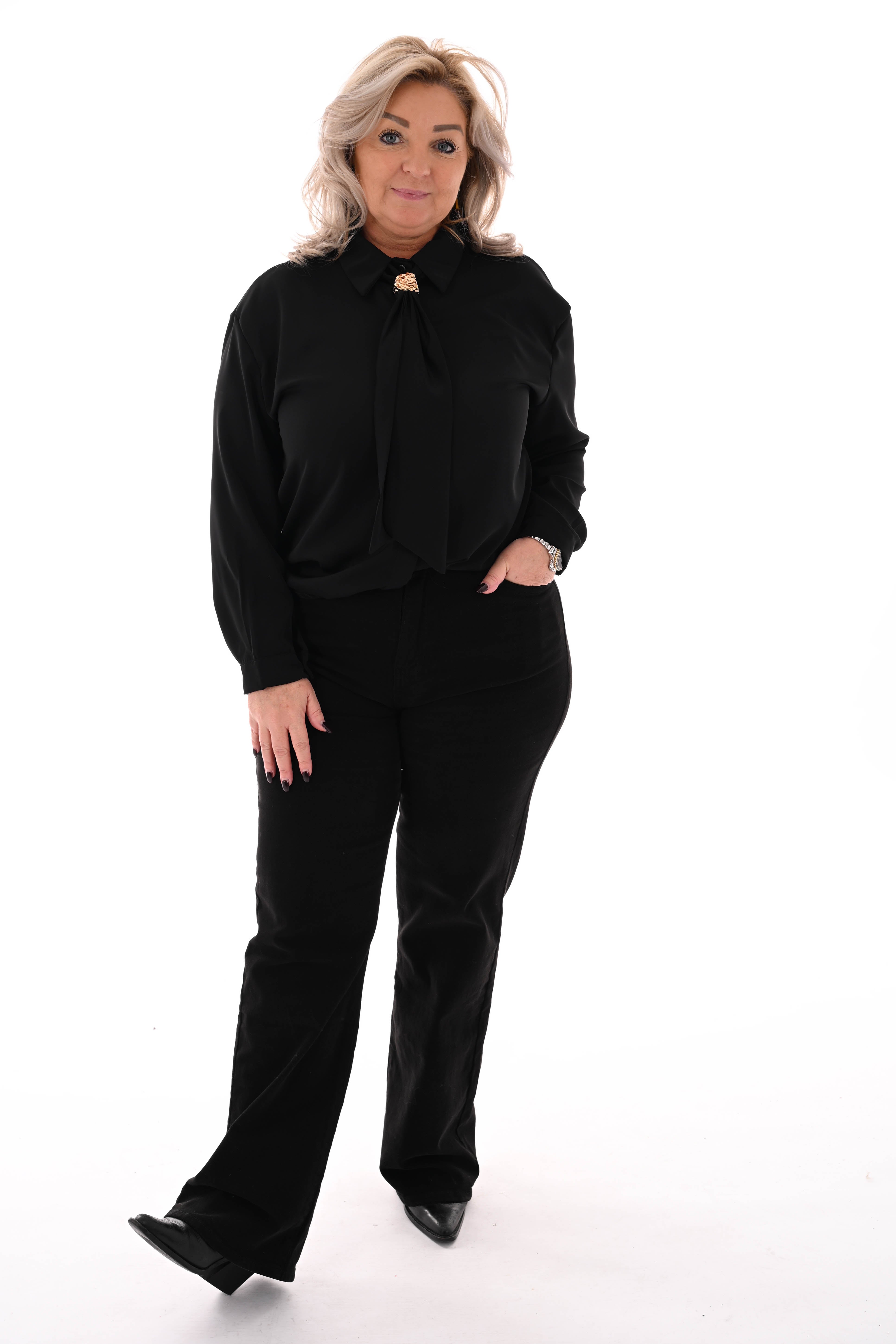 Doorknoop blouse gouden details zwart