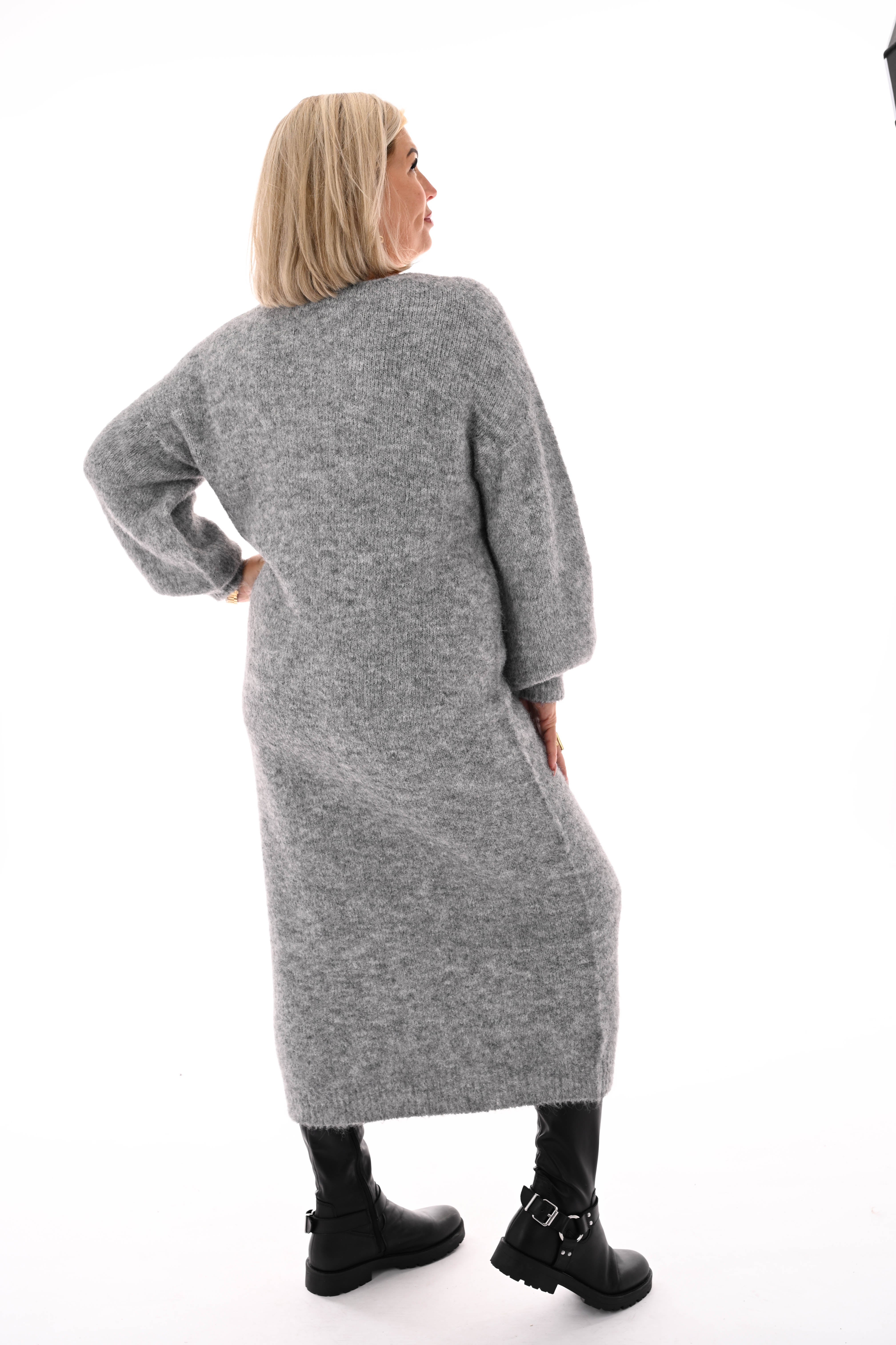 Jurk lang fijn gebreid  v-hals grijs