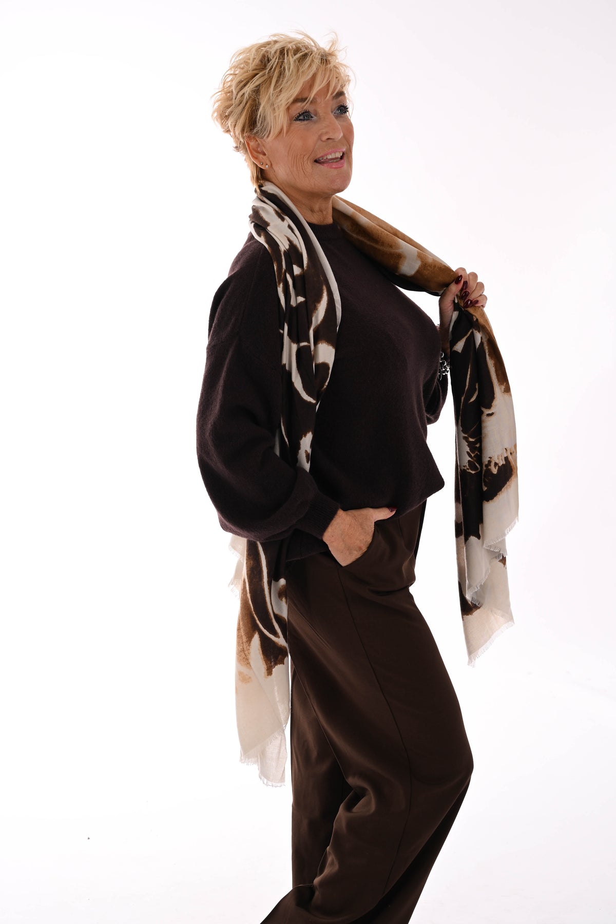 Fijn gebreide trui ronde hals uni donkerbruin