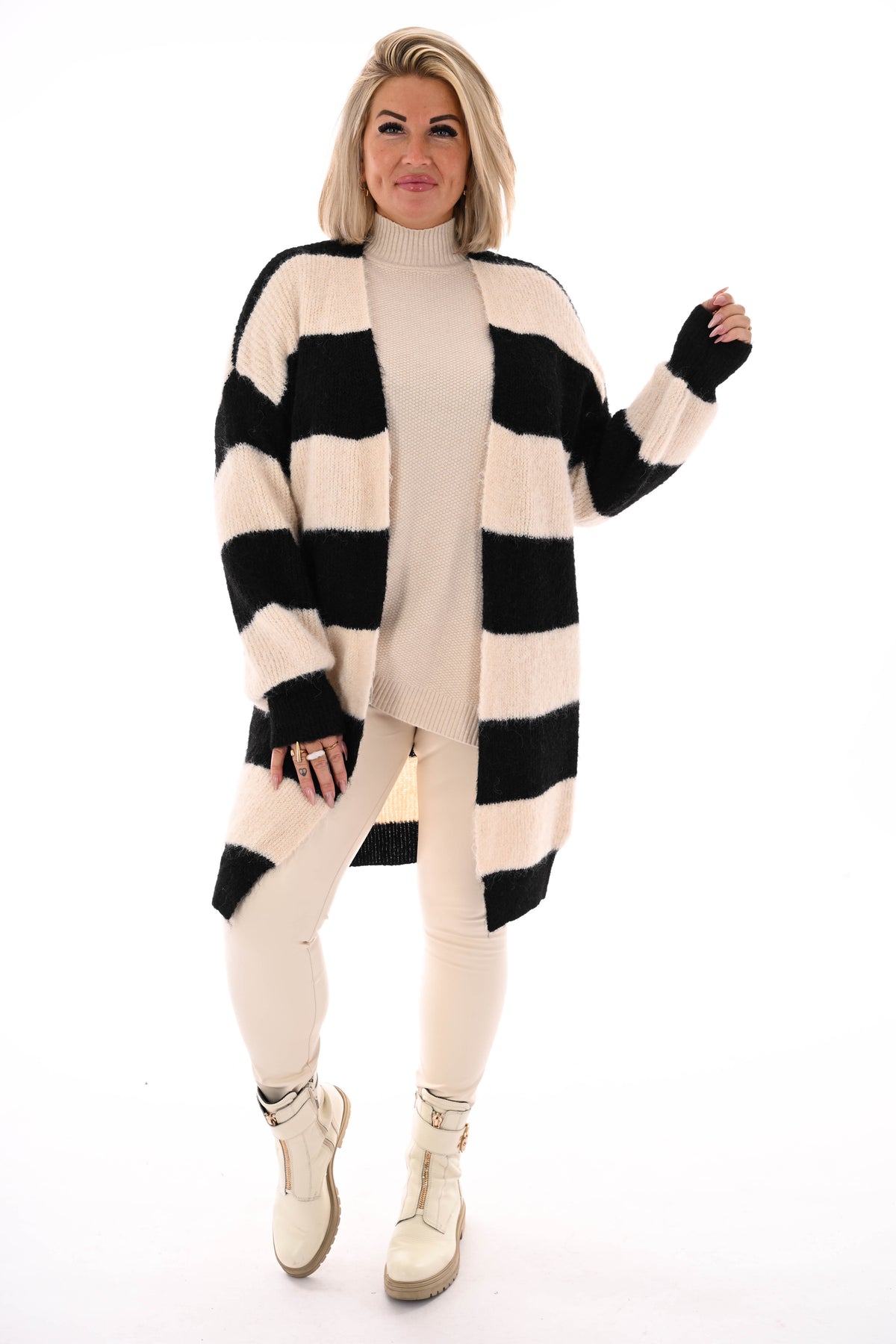 Half lang vest gestreept met pofmouwen zwart/roomwit