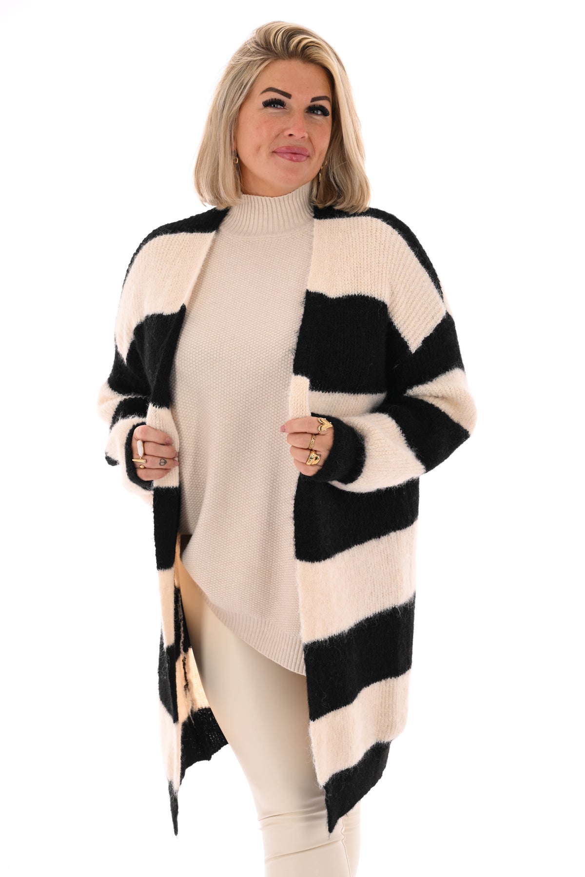 Half lang vest gestreept met pofmouwen zwart/roomwit