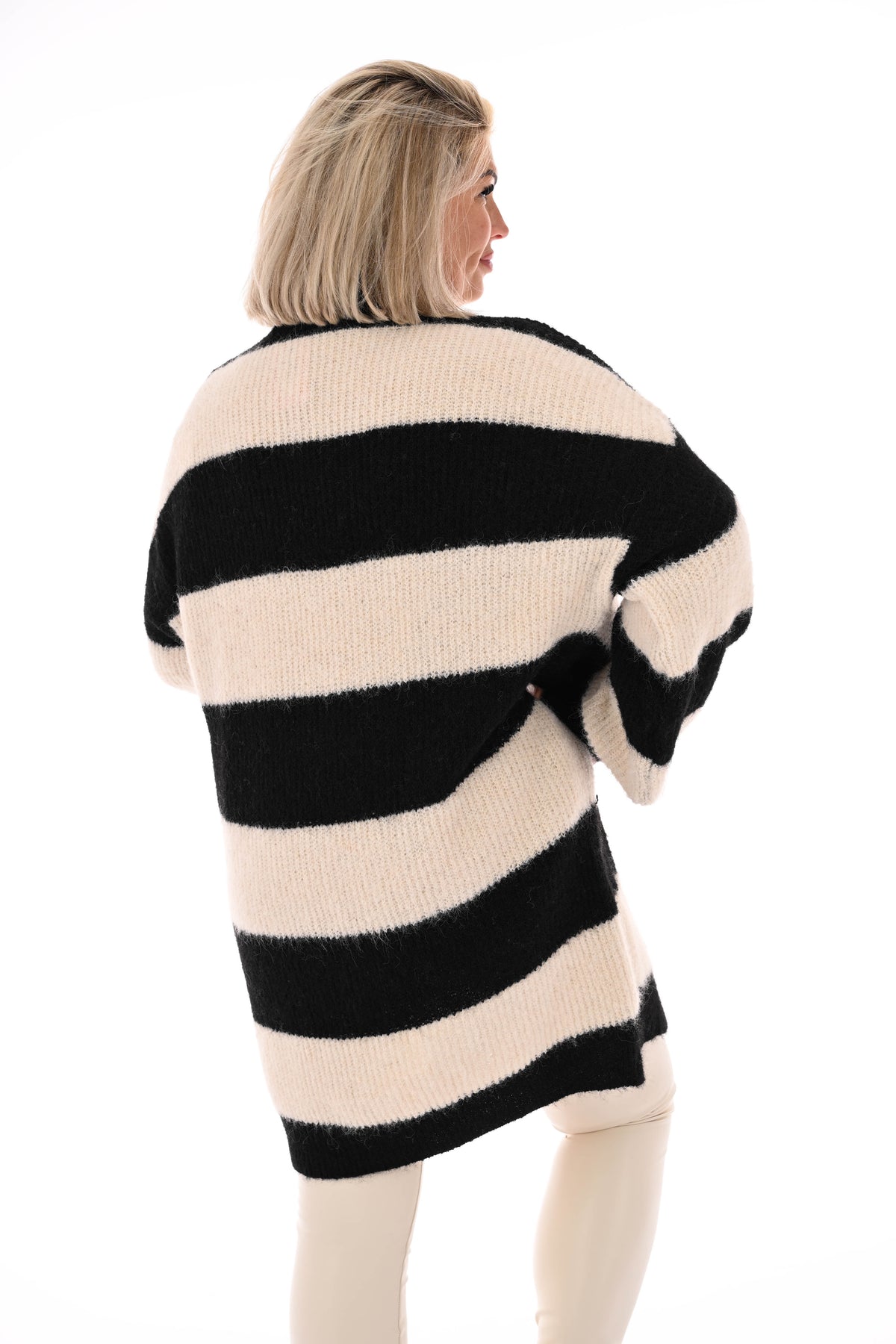 Half lang vest gestreept met pofmouwen zwart/roomwit