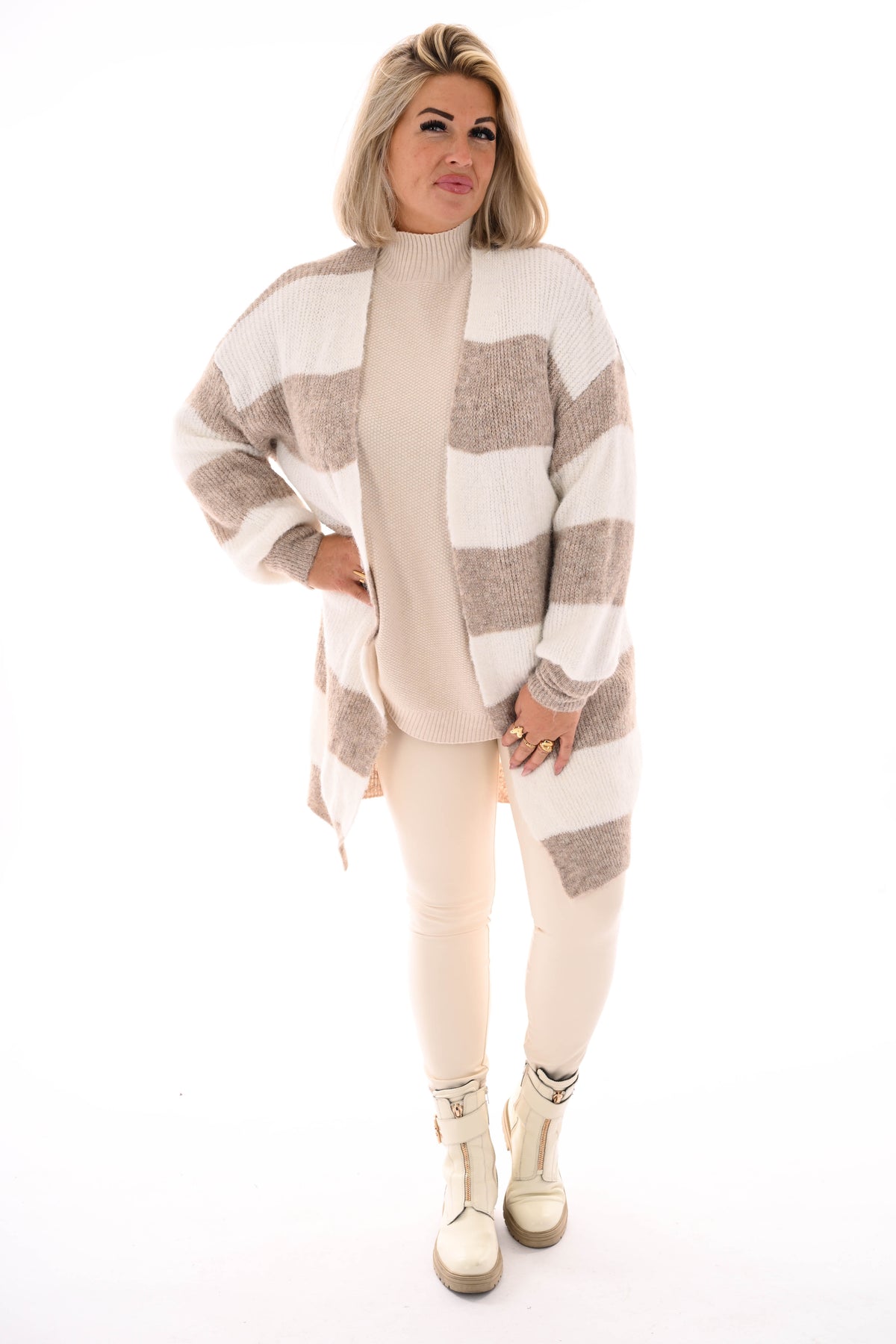 Half lang vest gestreept met pofmouwen beige/roomwit
