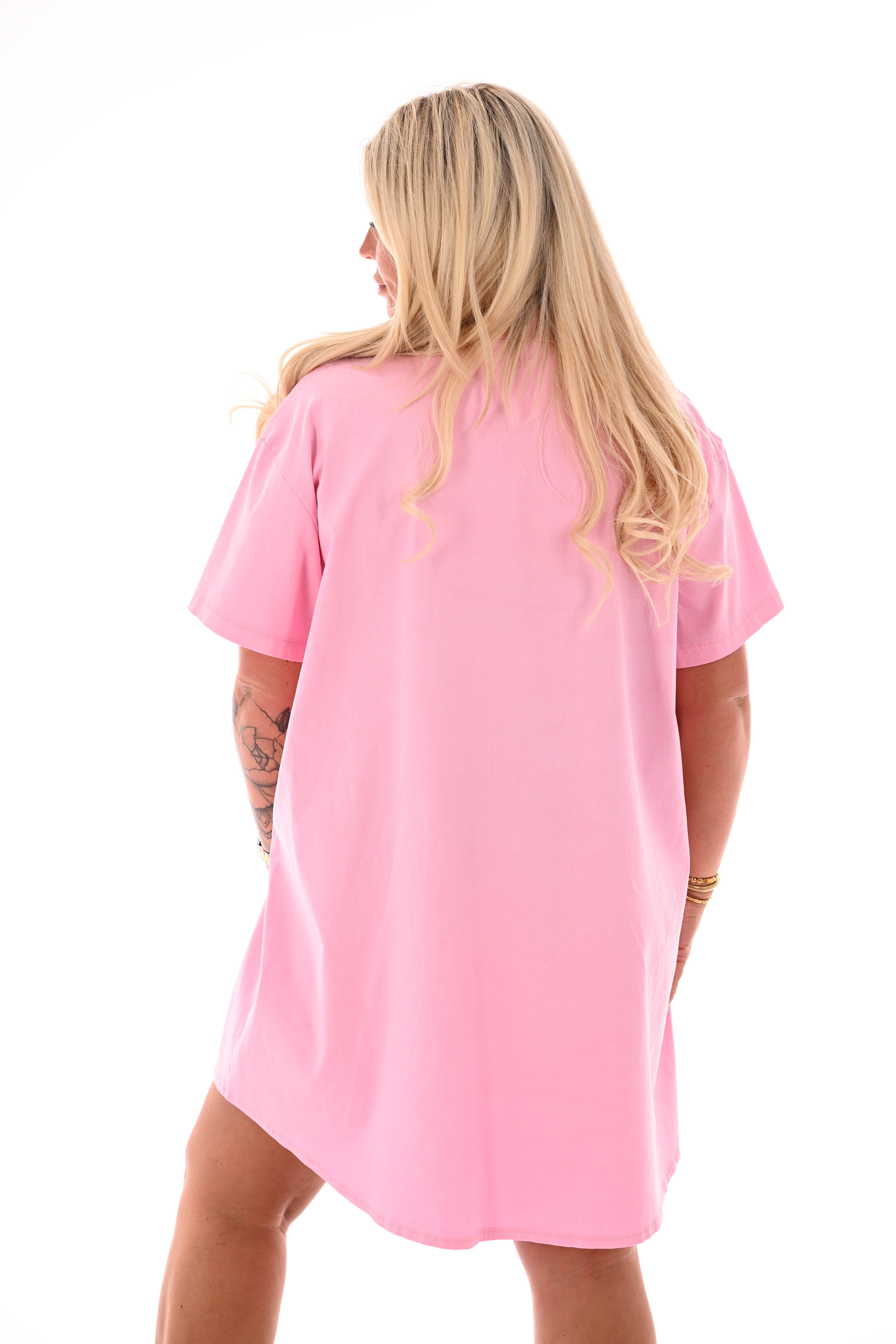Korte jurk met borstzakken en knopen roze