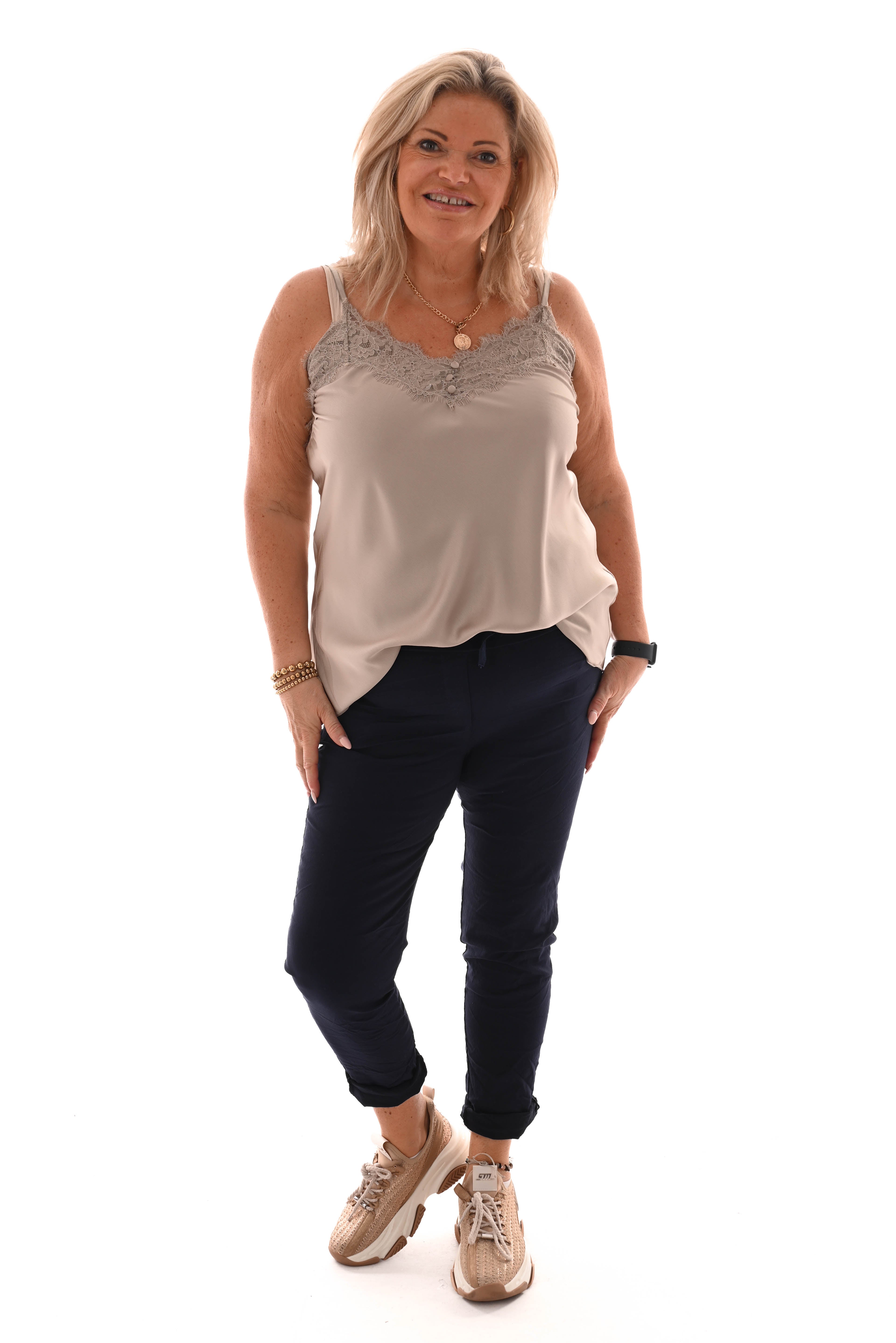 Silky hemdje kant met knoopjes taupe