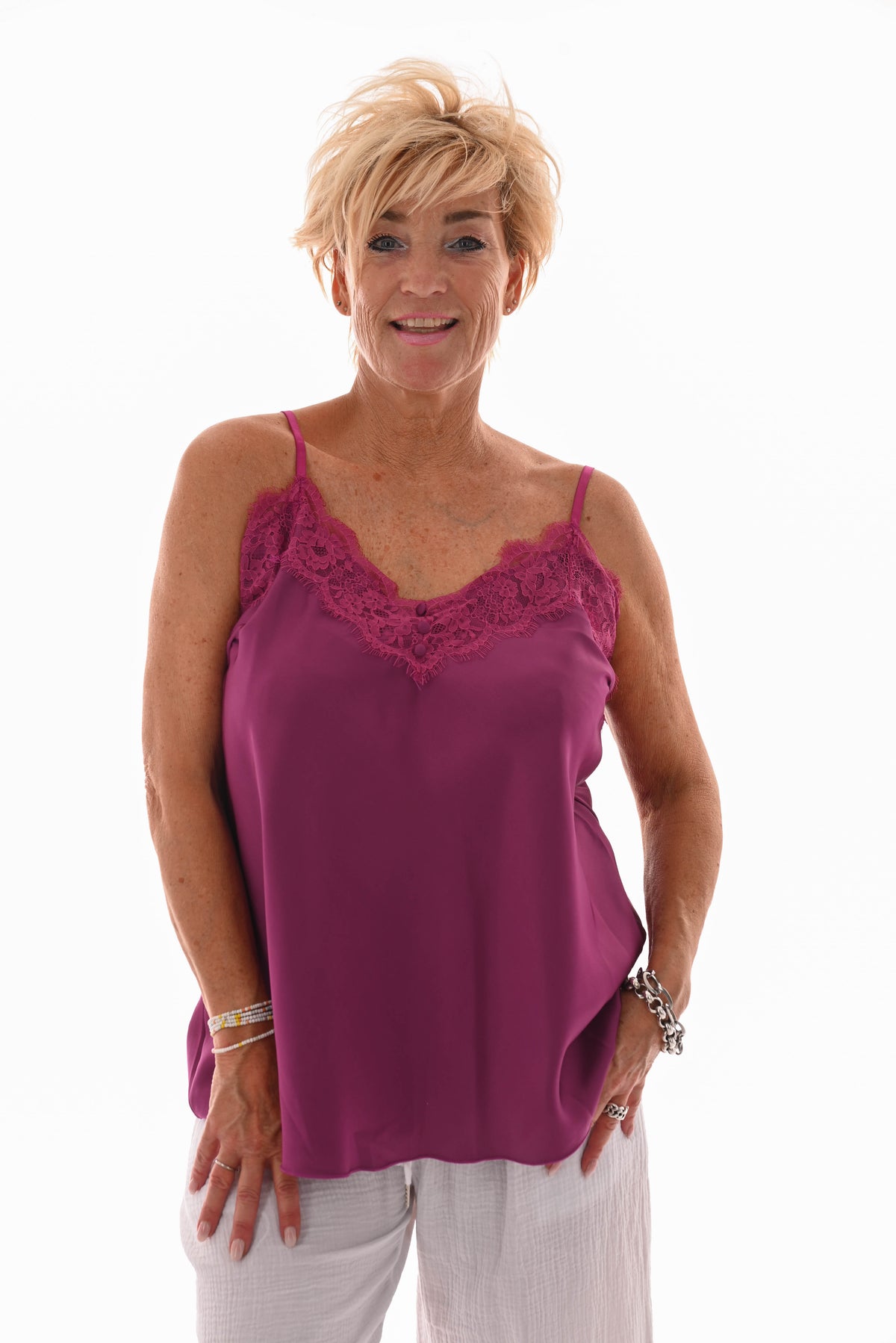 Silky hemdje kant met knoopjes magenta