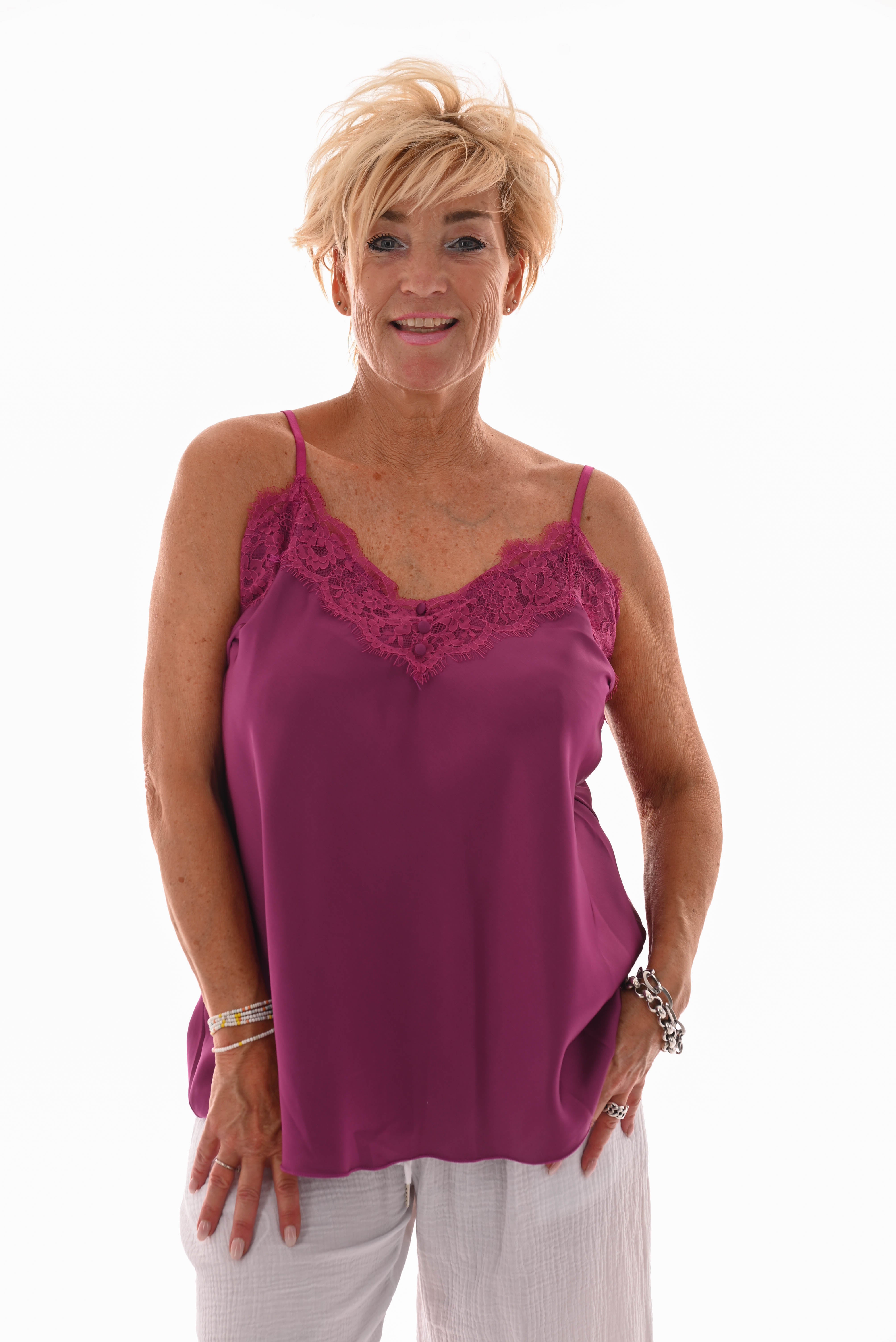 Silky hemdje kant met knoopjes magenta
