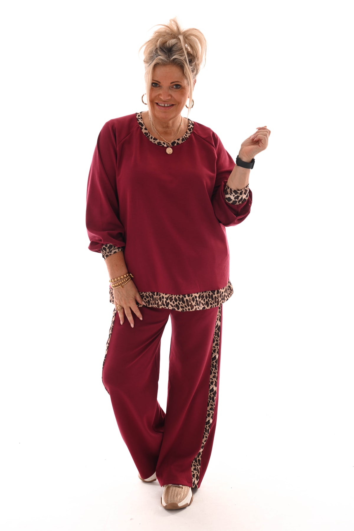 Tweedelig pak met panterbies bordeaux