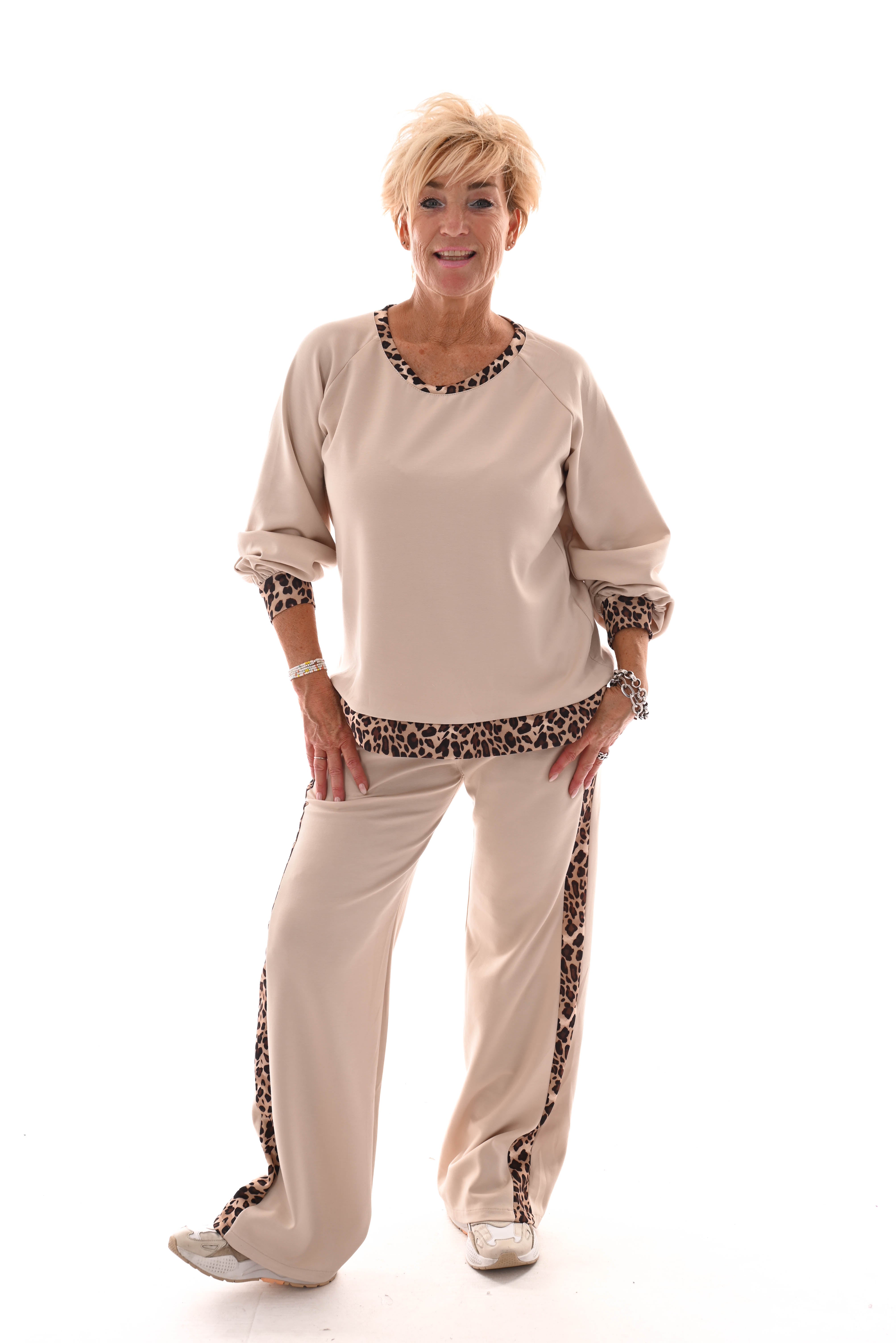 Tweedelig pak met panterbies beige