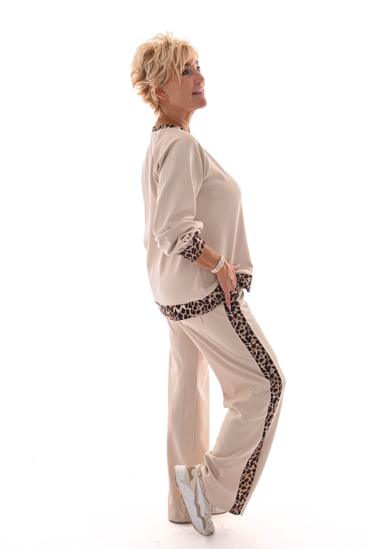Tweedelig pak met panterbies beige