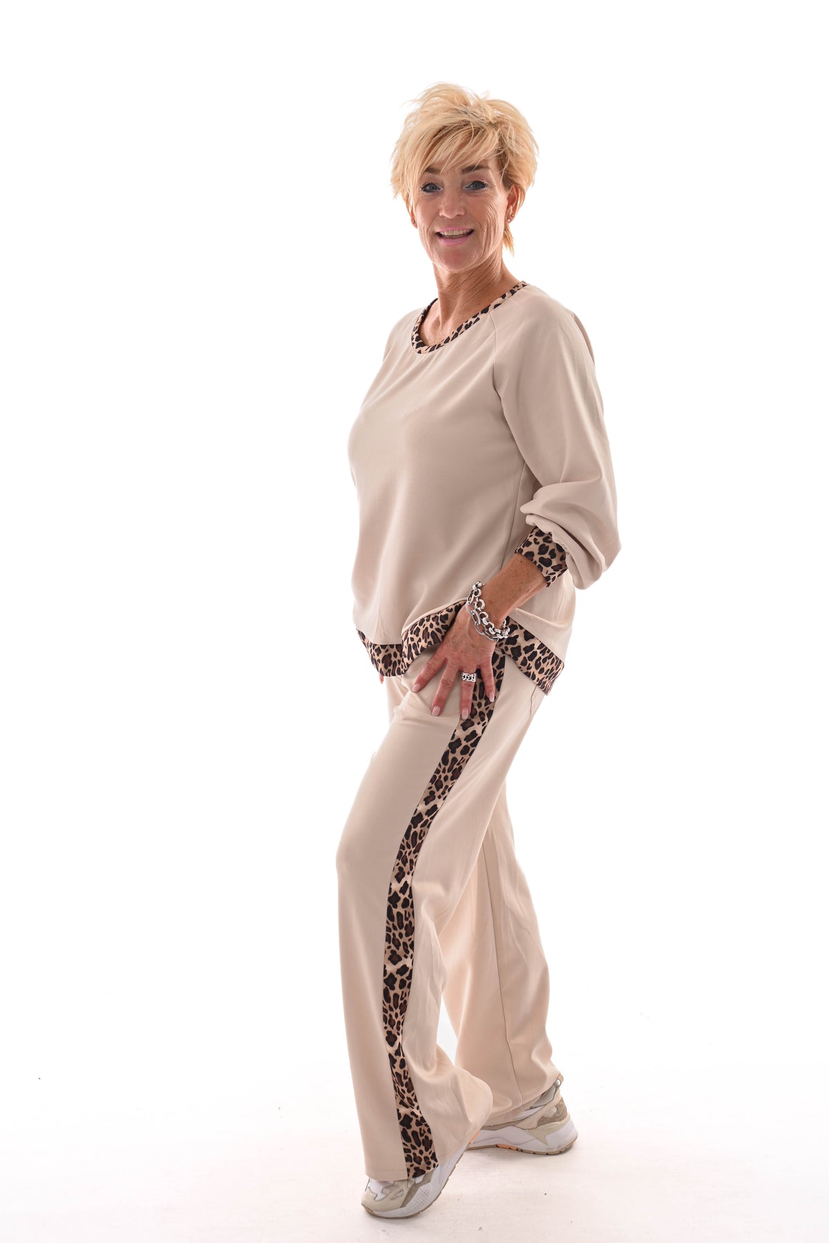 Tweedelig pak met panterbies beige