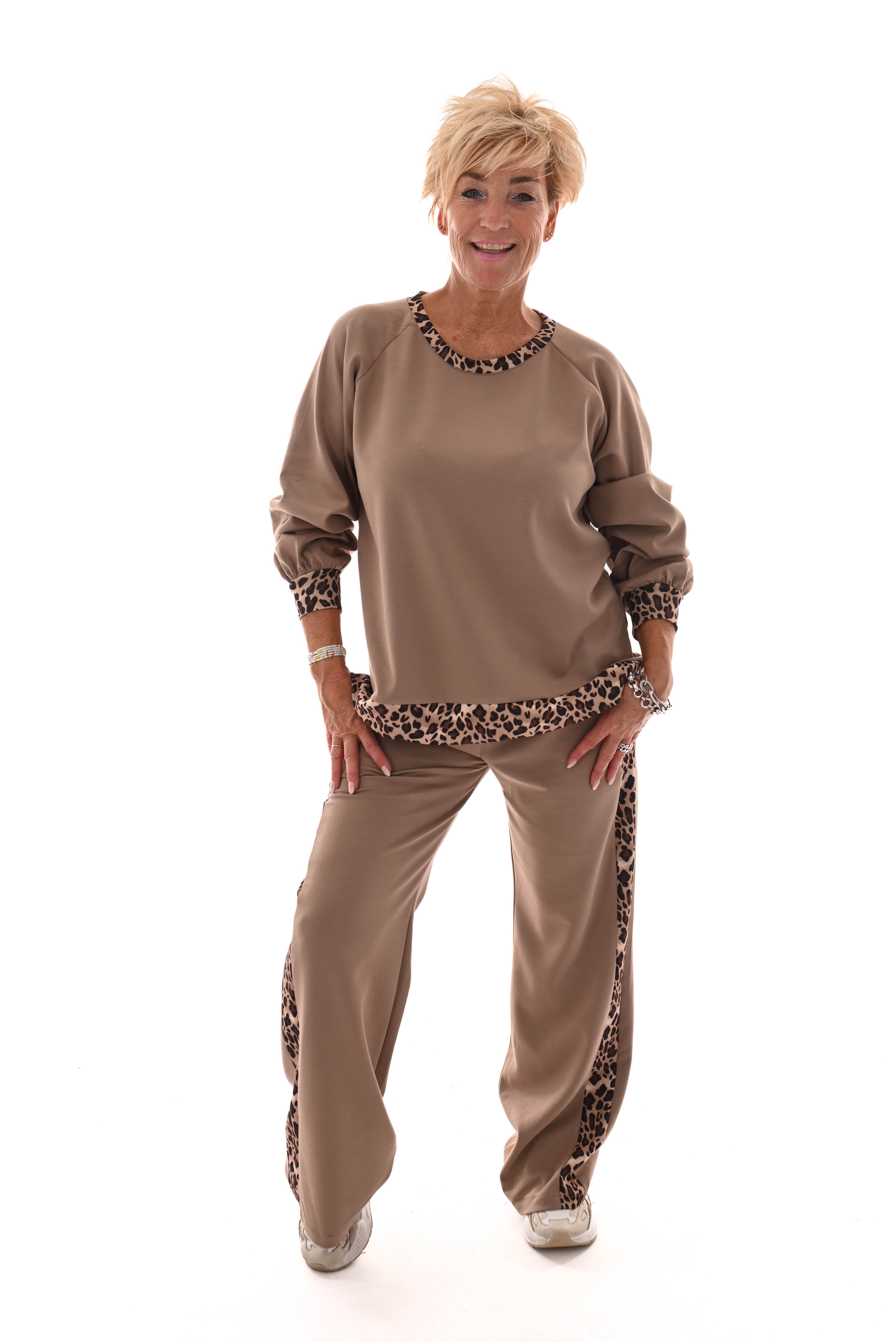 Tweedelig pak met panterbies taupe