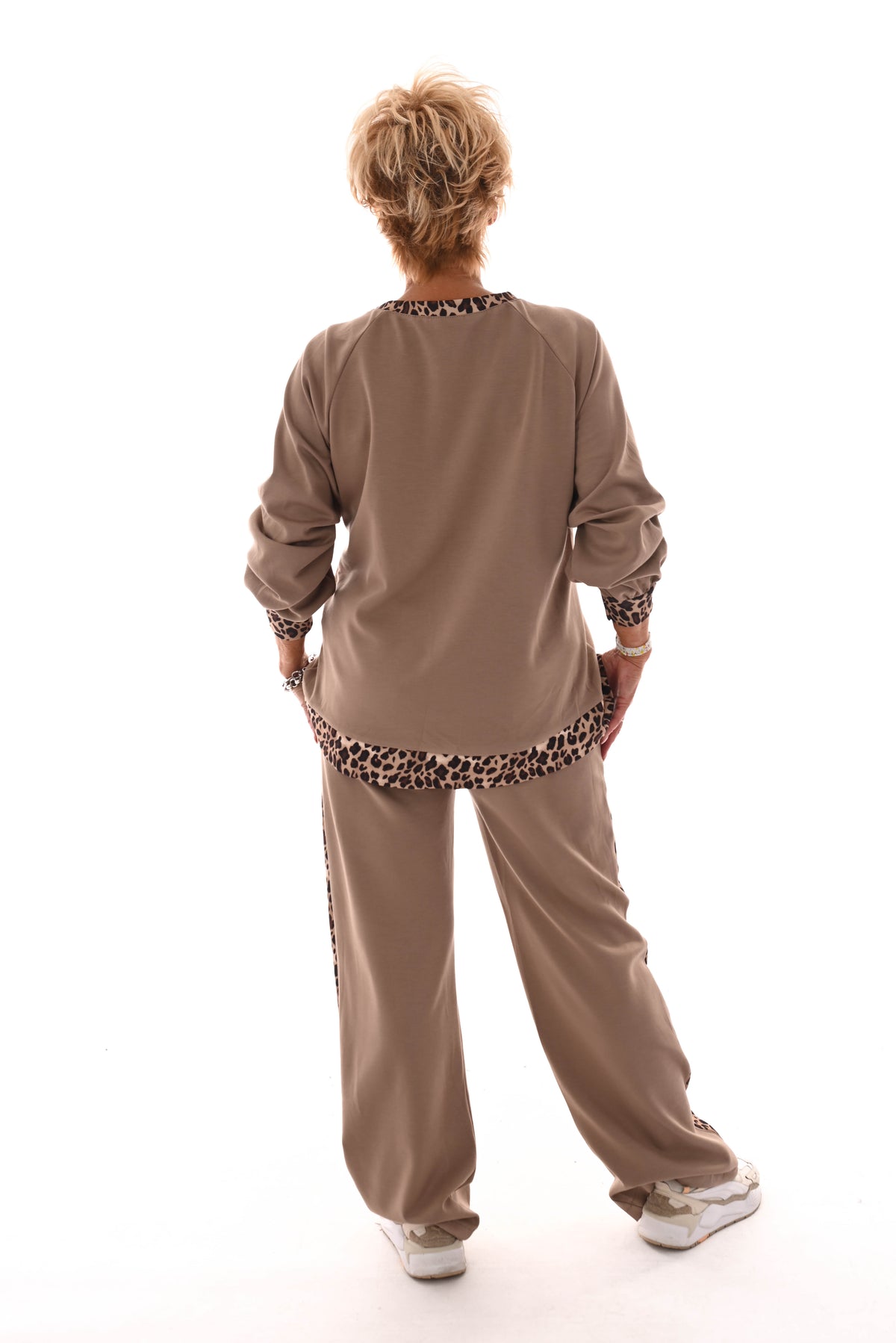 Tweedelig pak met panterbies taupe