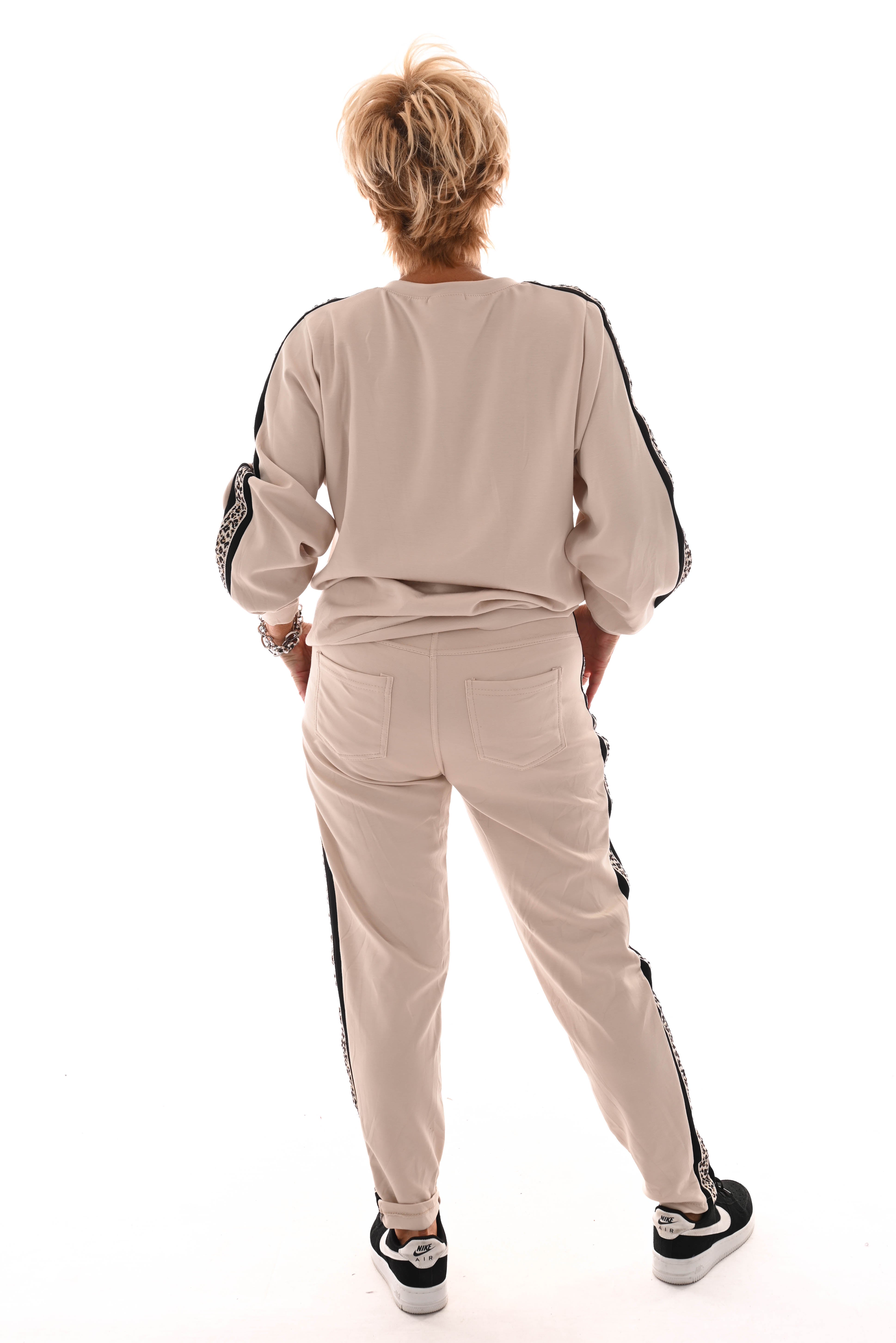 Tweedelig pak panterbies riempje beige