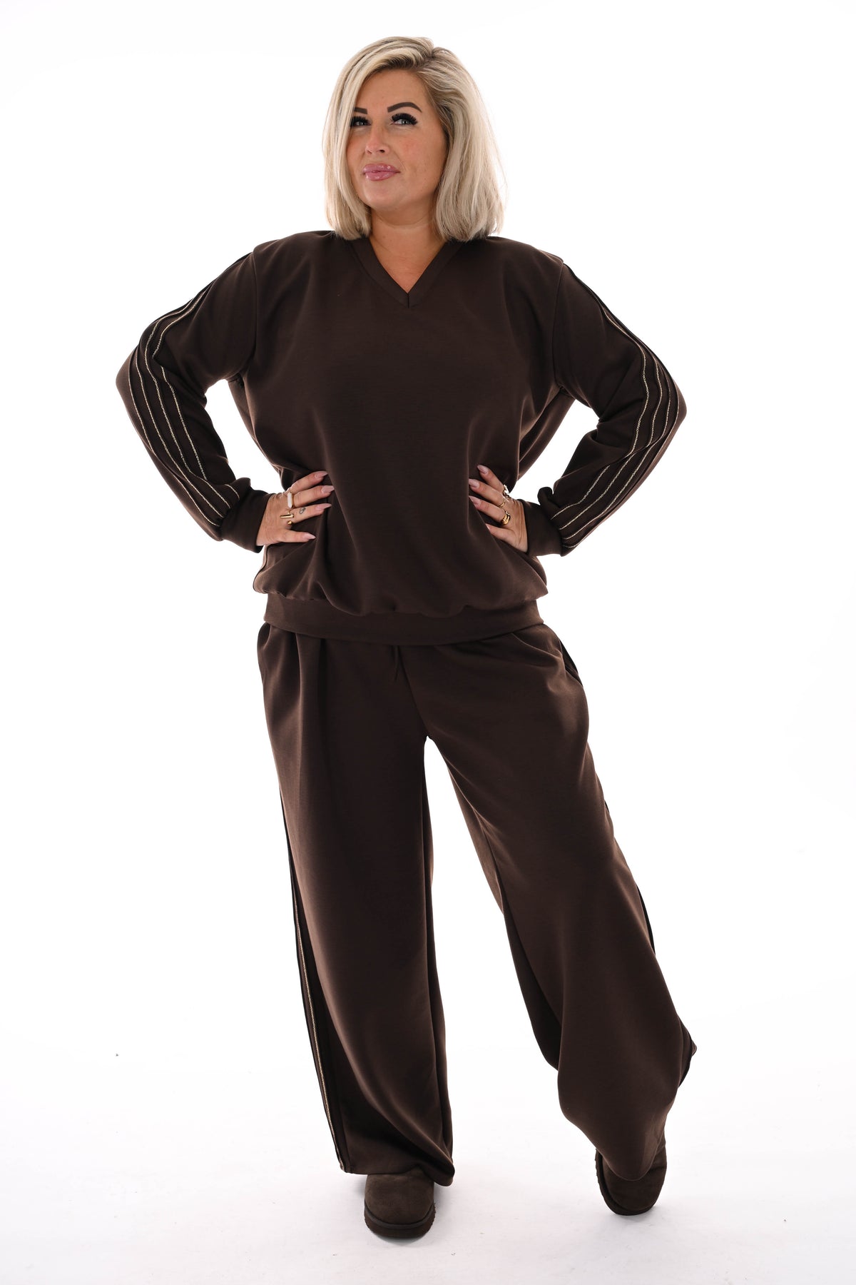 Tweedelig pak v-hals met gouden bies donkerbruin