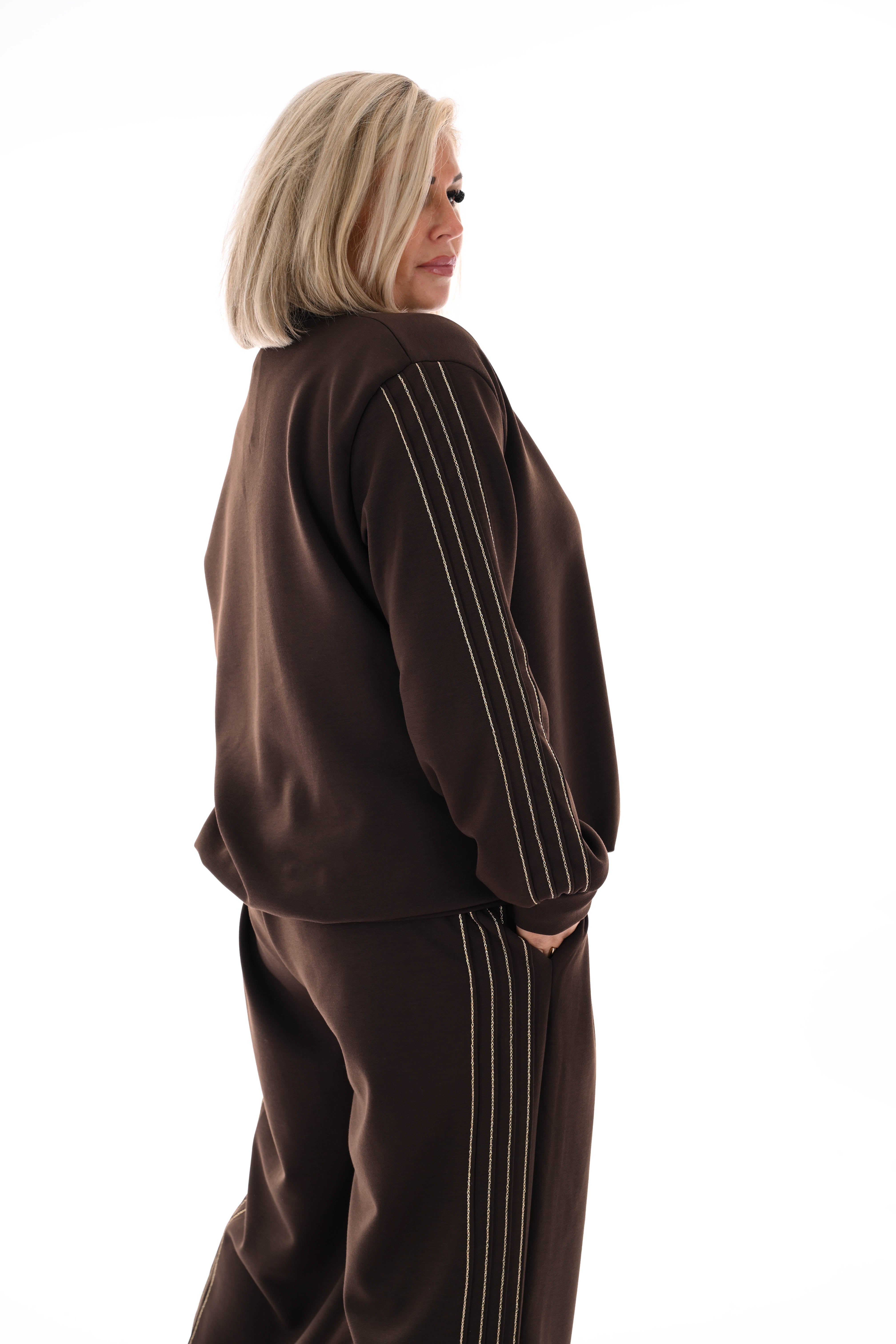 Tweedelig pak v-hals met gouden bies donkerbruin