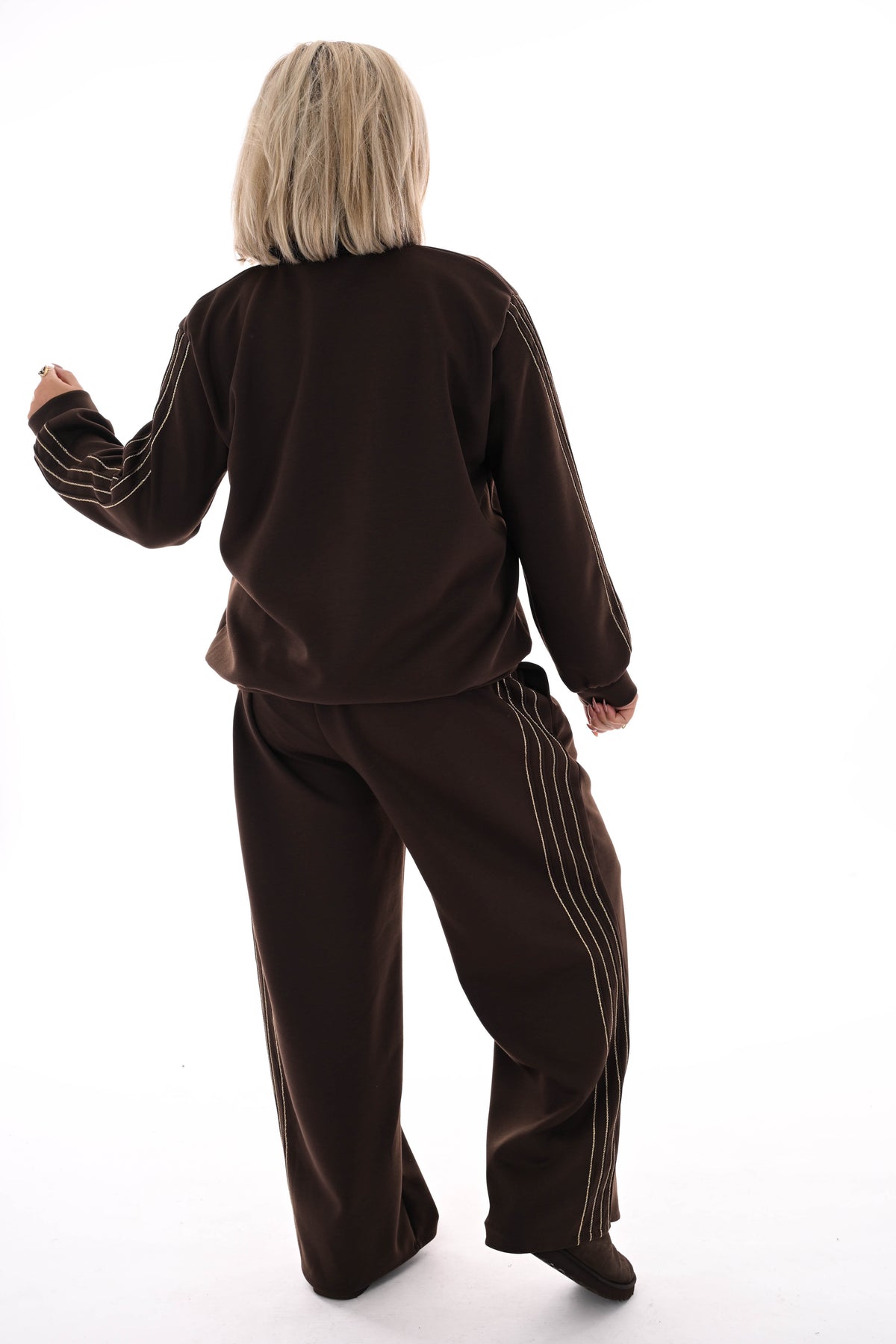 Tweedelig pak v-hals met gouden bies donkerbruin