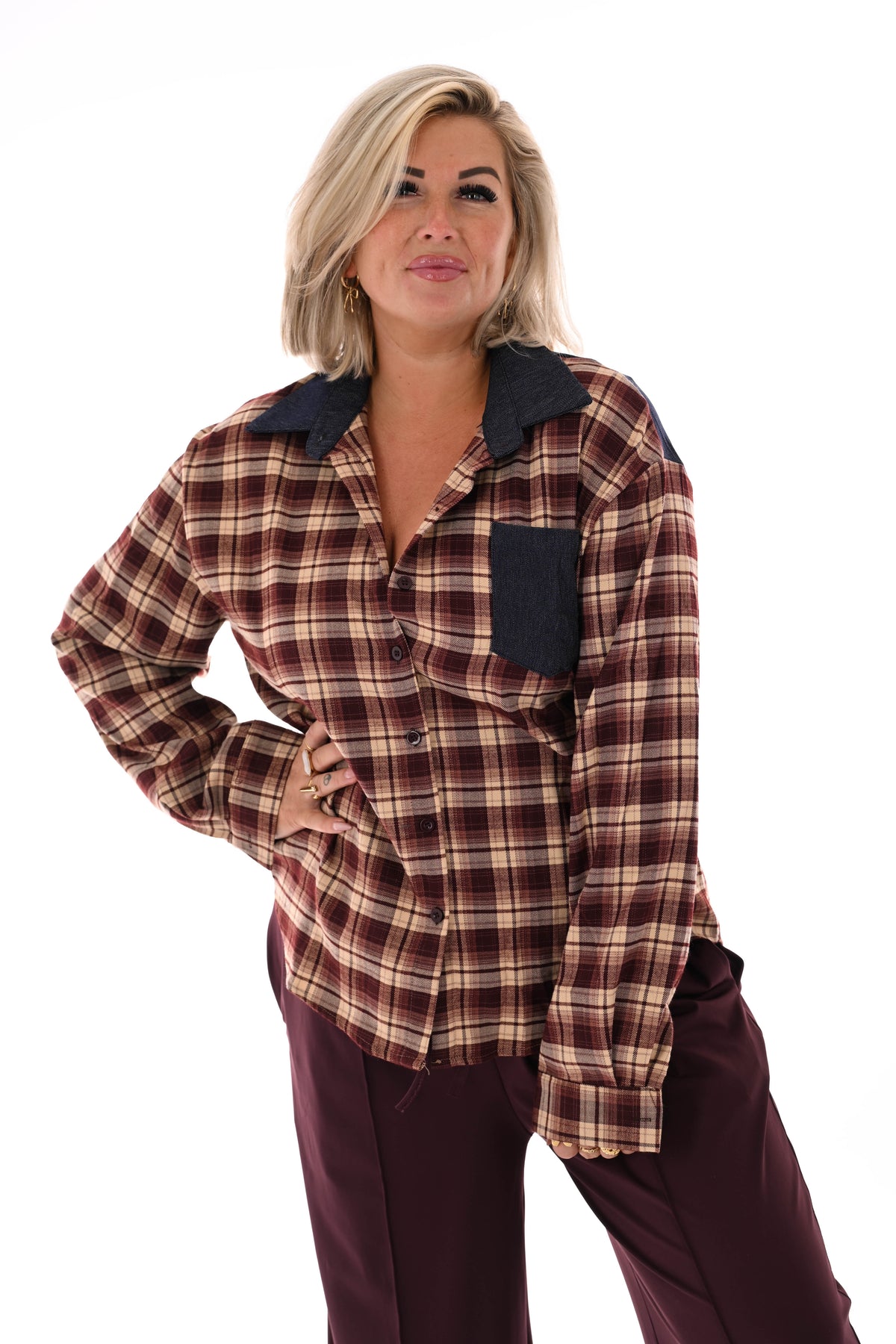 Houthakkers met jeans blouse aubergine