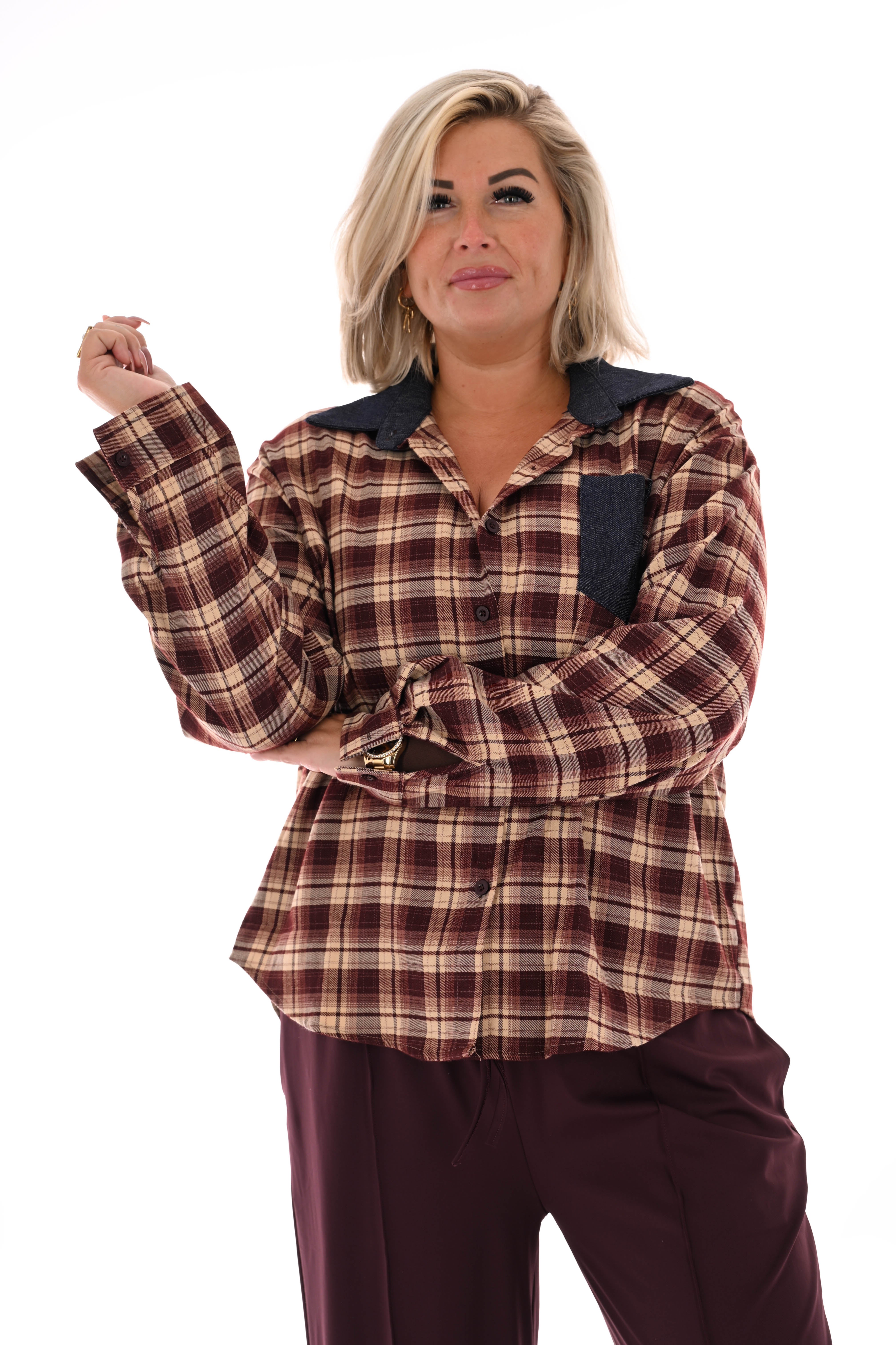 Houthakkers met jeans blouse aubergine