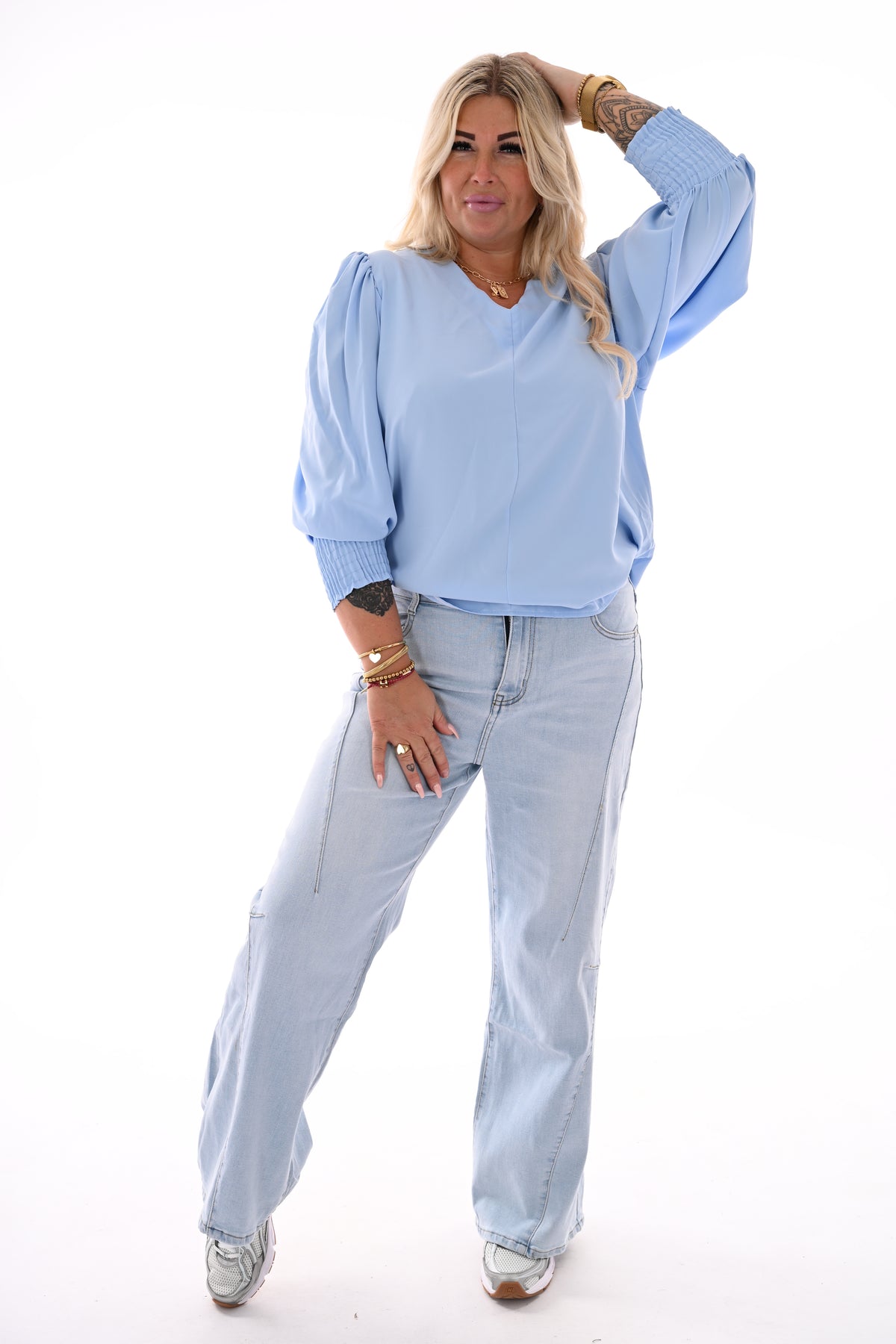 Top met v-hals en lange smockmouwen lichtblauw