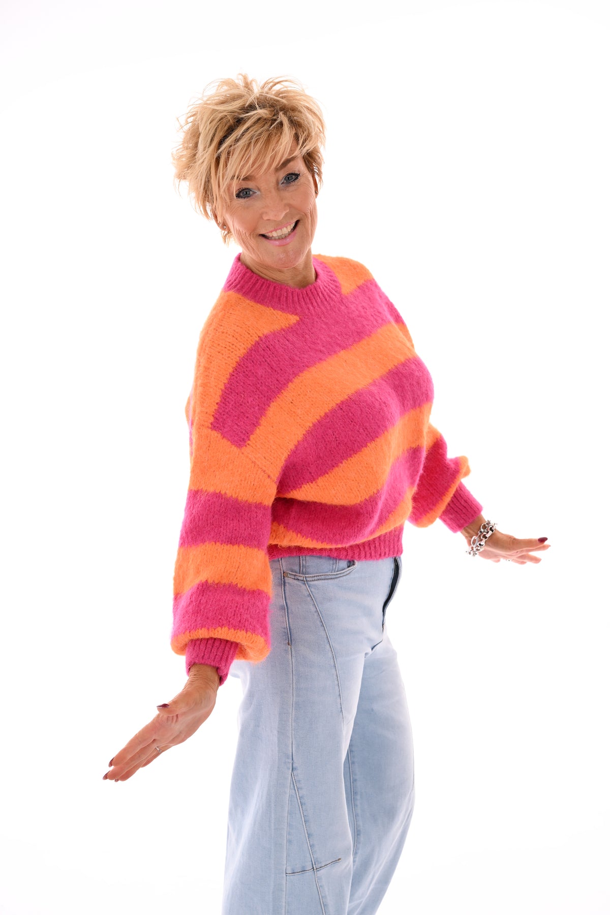 Gebreide trui strepen en pofmouwen oranje/fuchsia