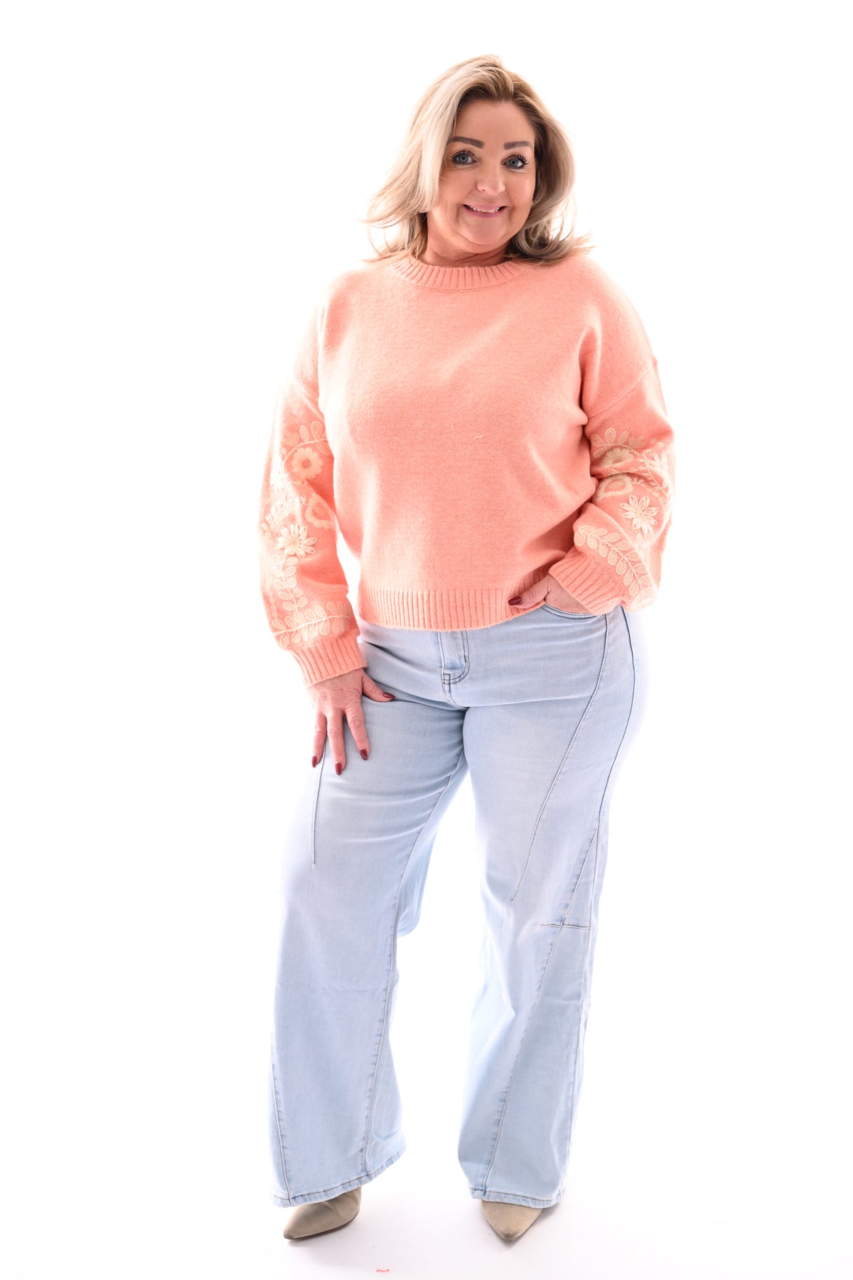 Fijn gebreide trui mouw detail zalm