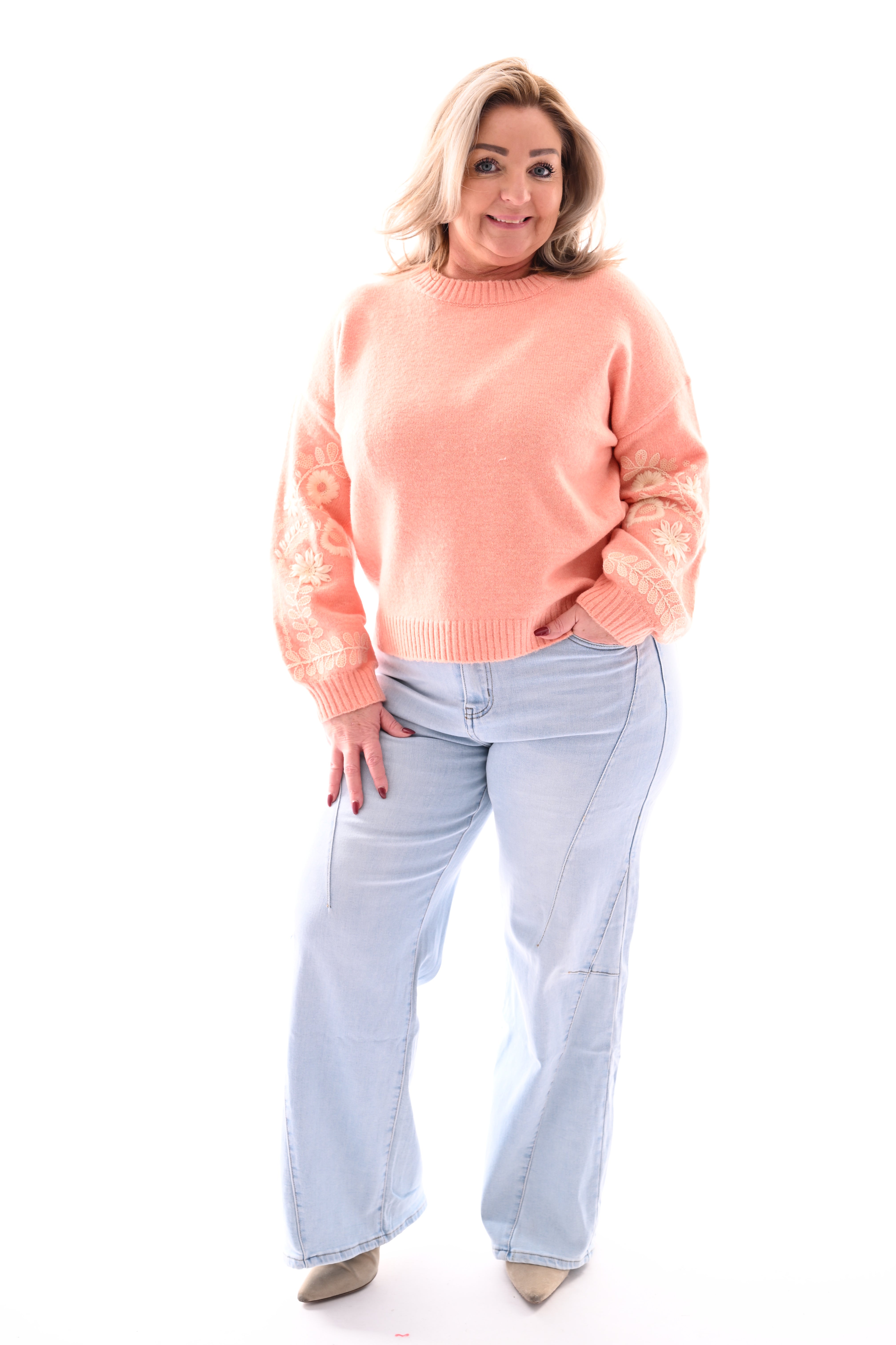 Fijn gebreide trui mouw detail zalm