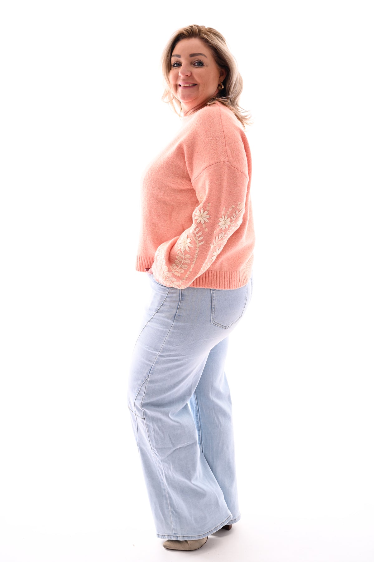 Fijn gebreide trui mouw detail zalm