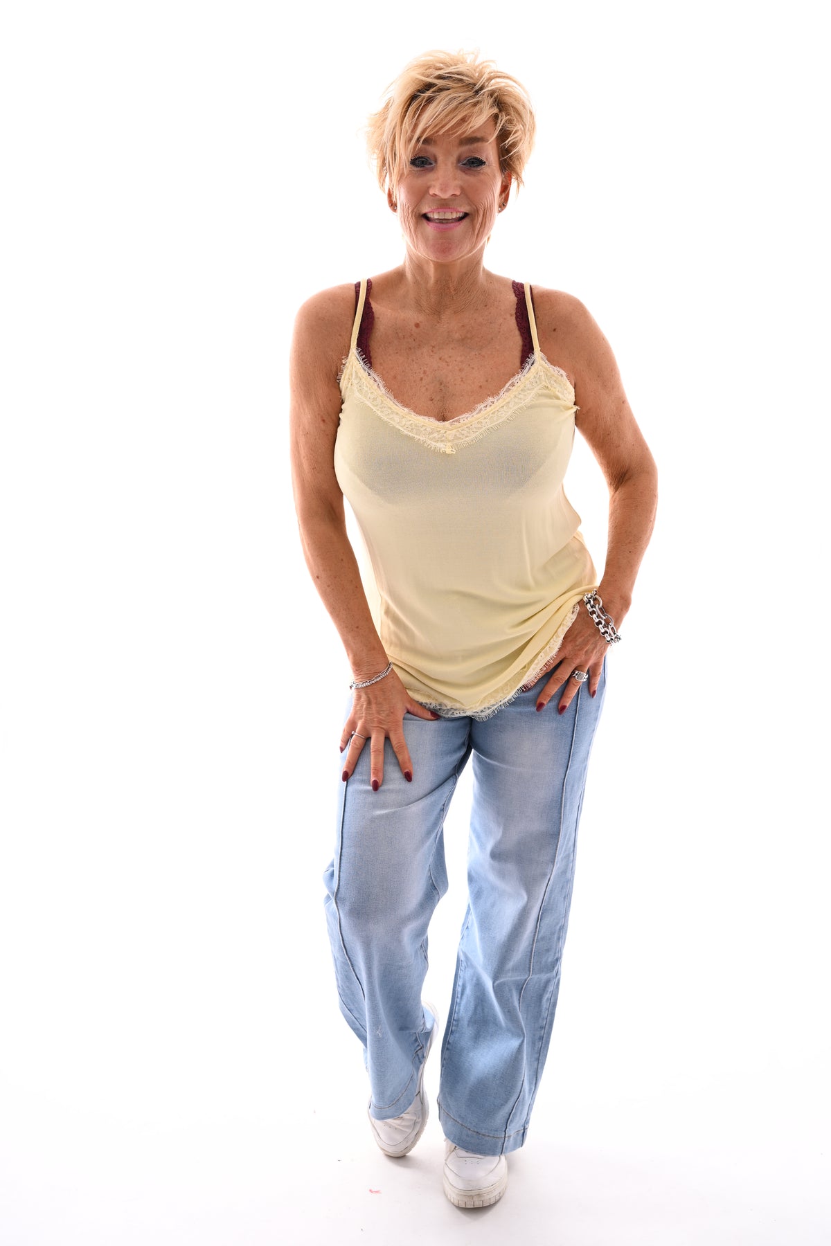 Hemdje met kanten rand lichtgeel