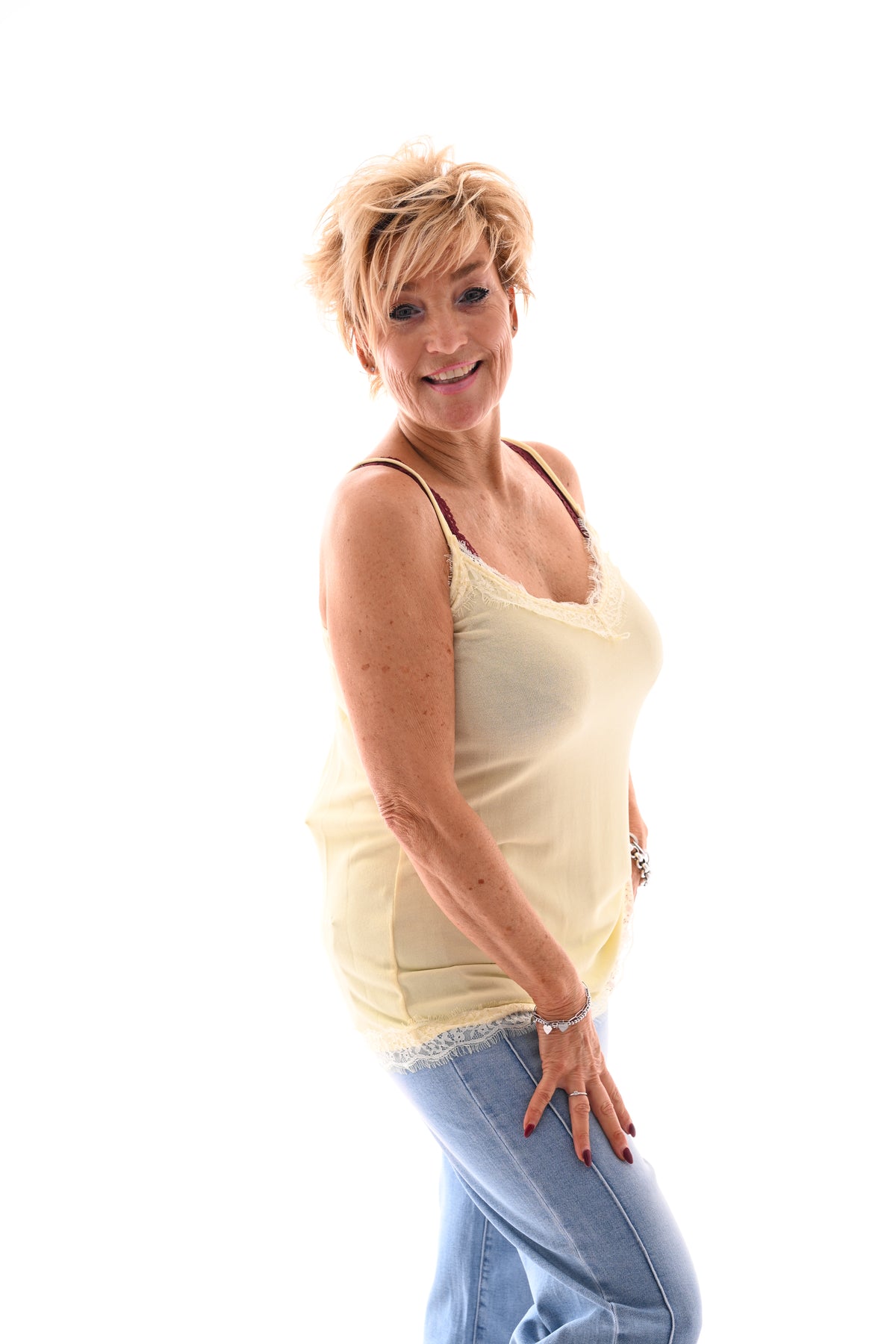 Hemdje met kanten rand lichtgeel