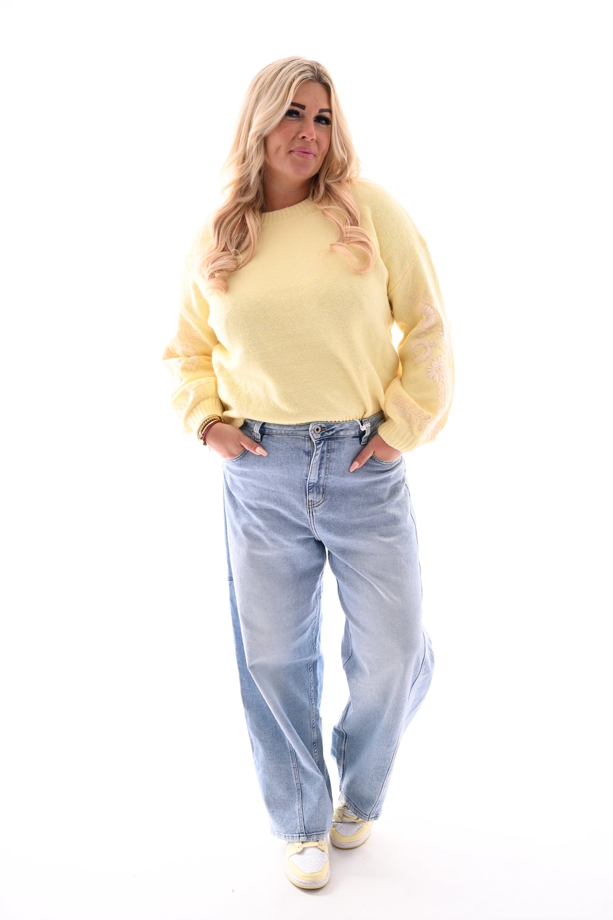 Fijn gebreide trui mouw detail lichtgeel