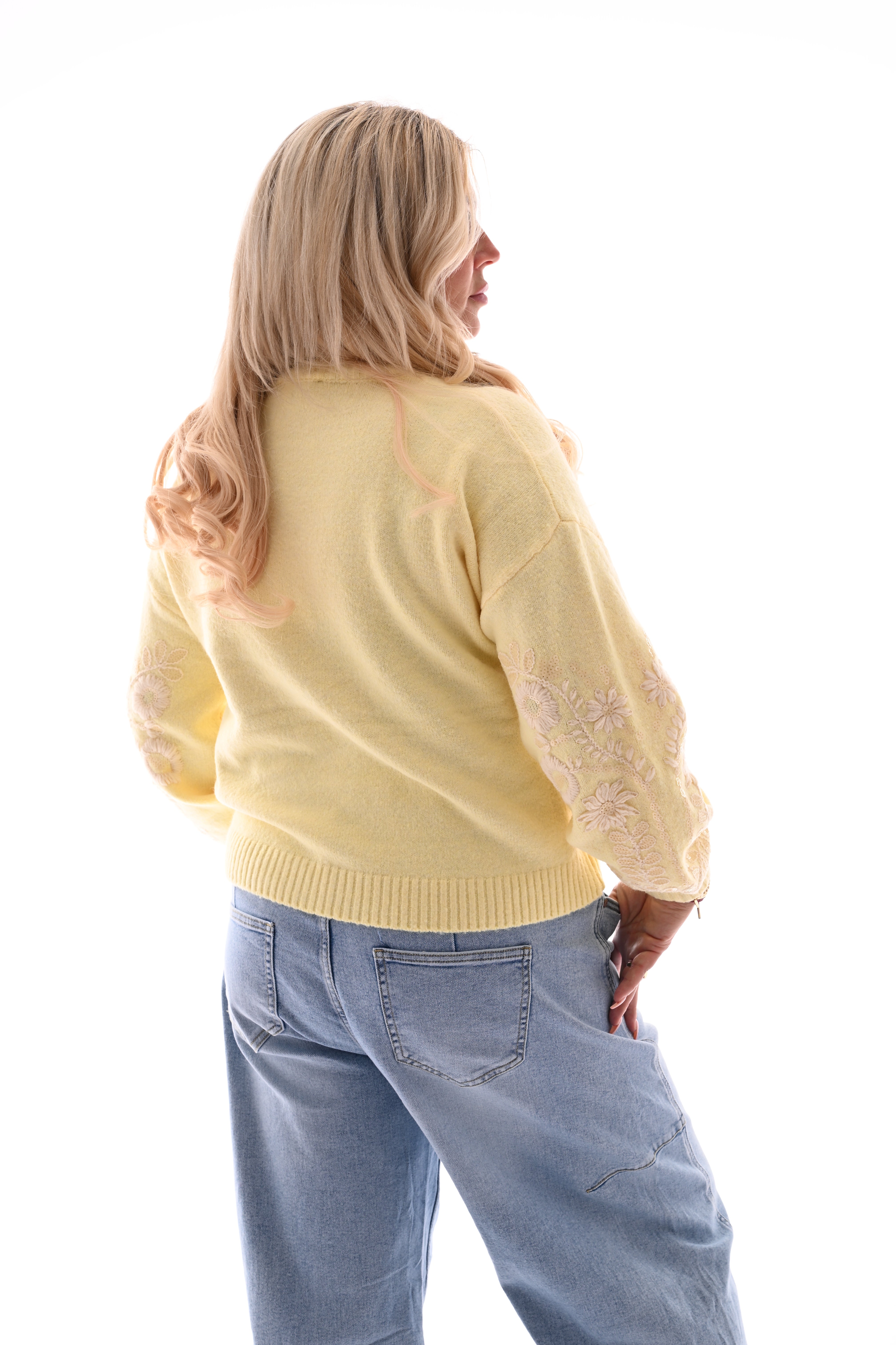 Fijn gebreide trui mouw detail lichtgeel