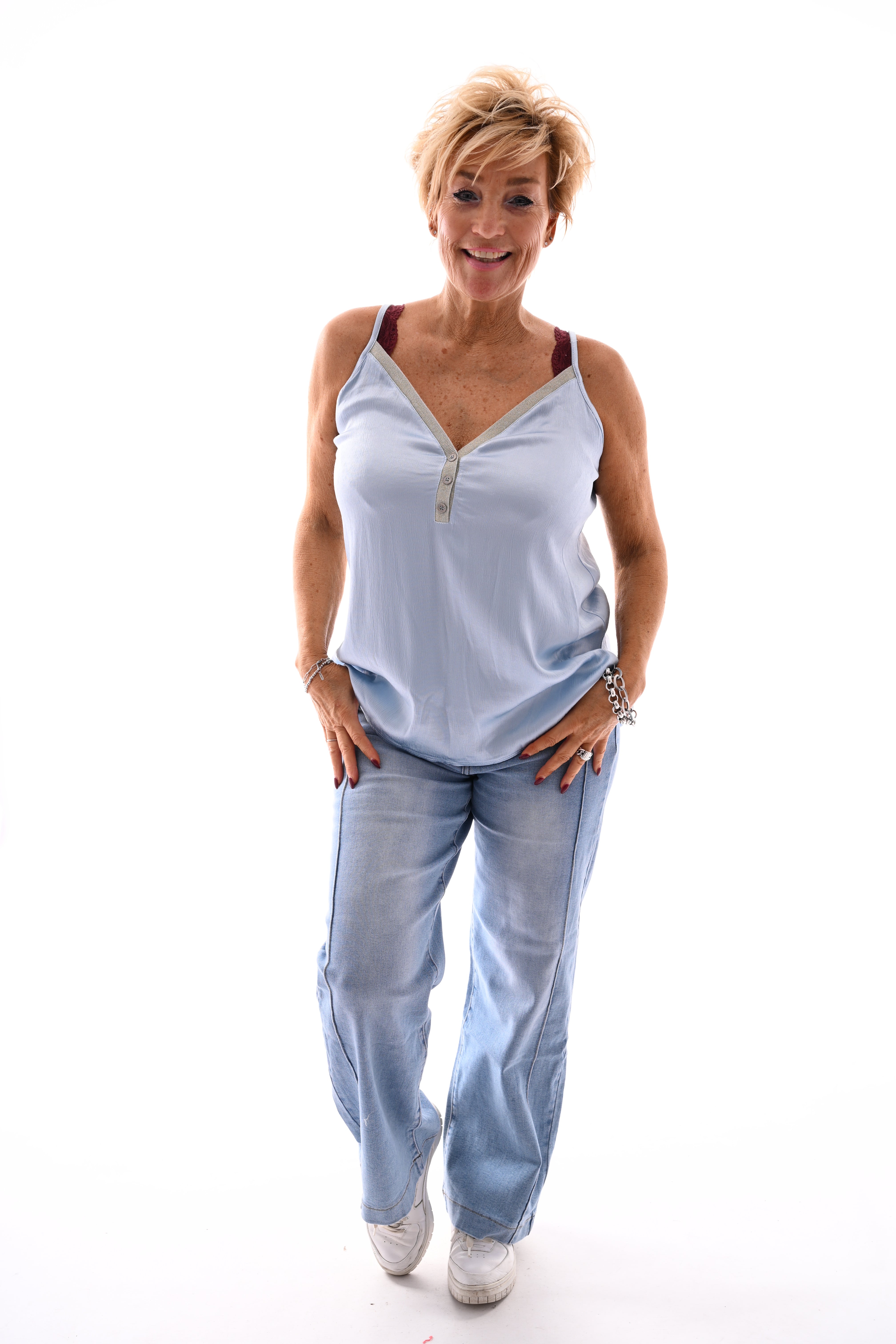 Silky hemdje met knoopjes en v-hals lichtblauw