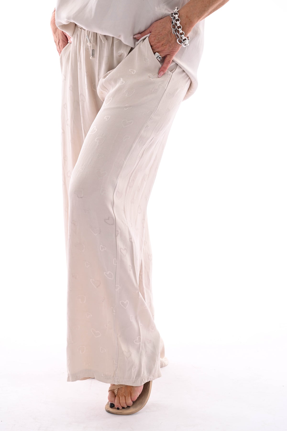 Wijde broek hartjes beige