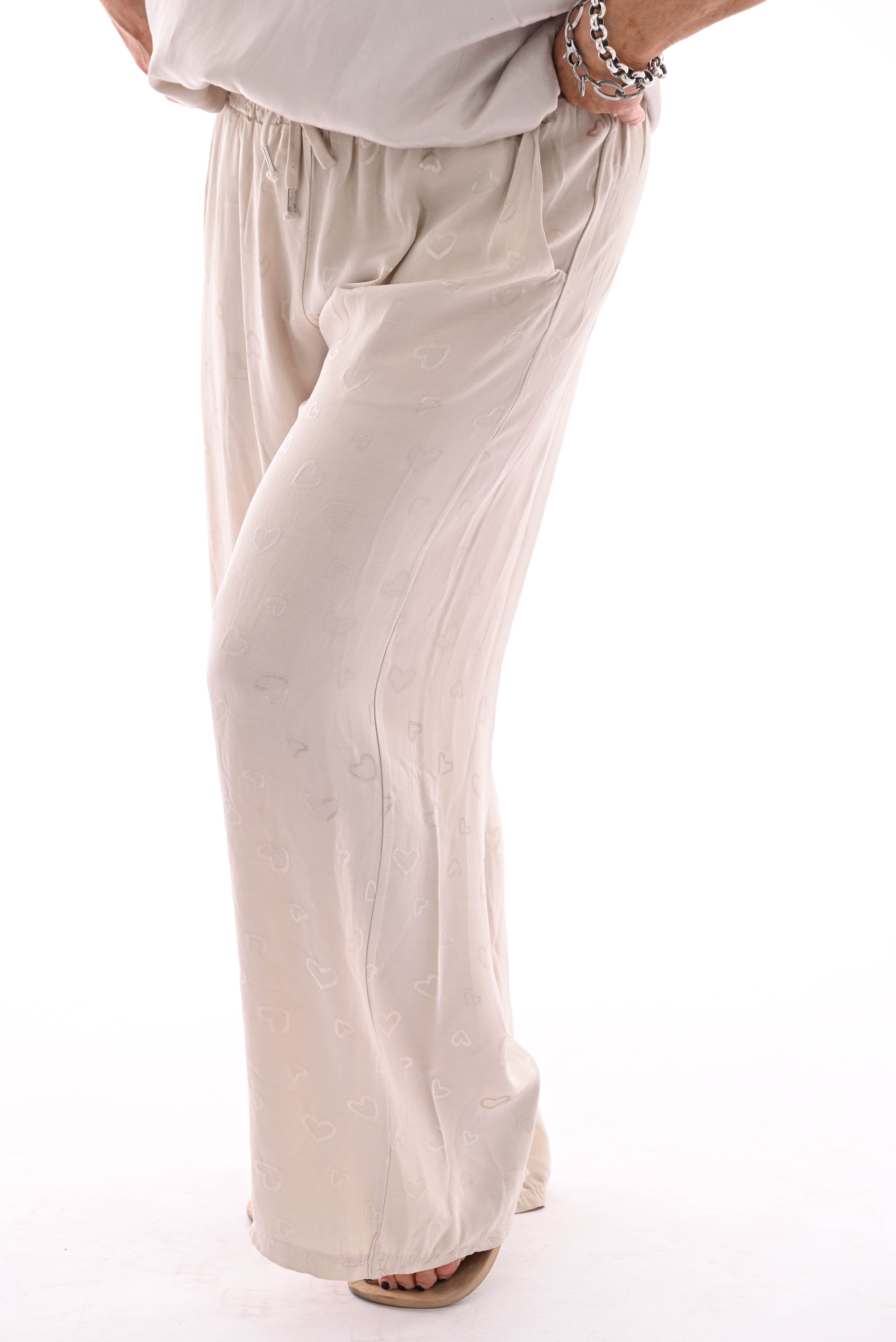 Wijde broek hartjes beige