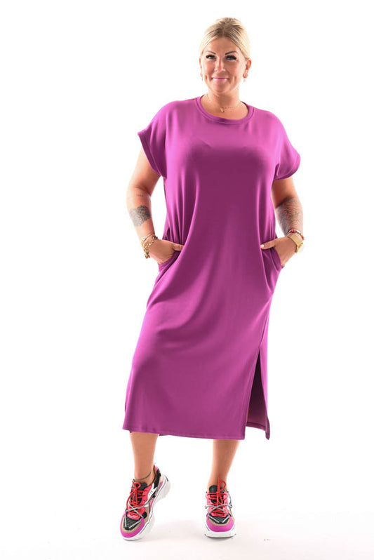 T-shirt dress met split cyclaam