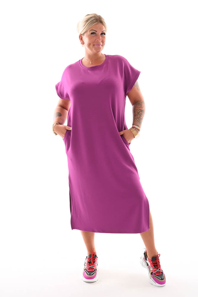 T-shirt dress met split cyclaam