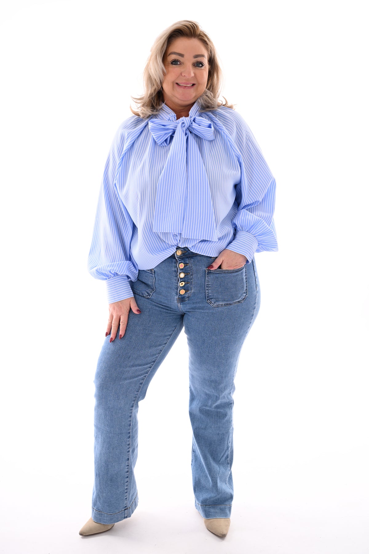 Doorknoop blouse fijne streepjes met strik lichtblauw