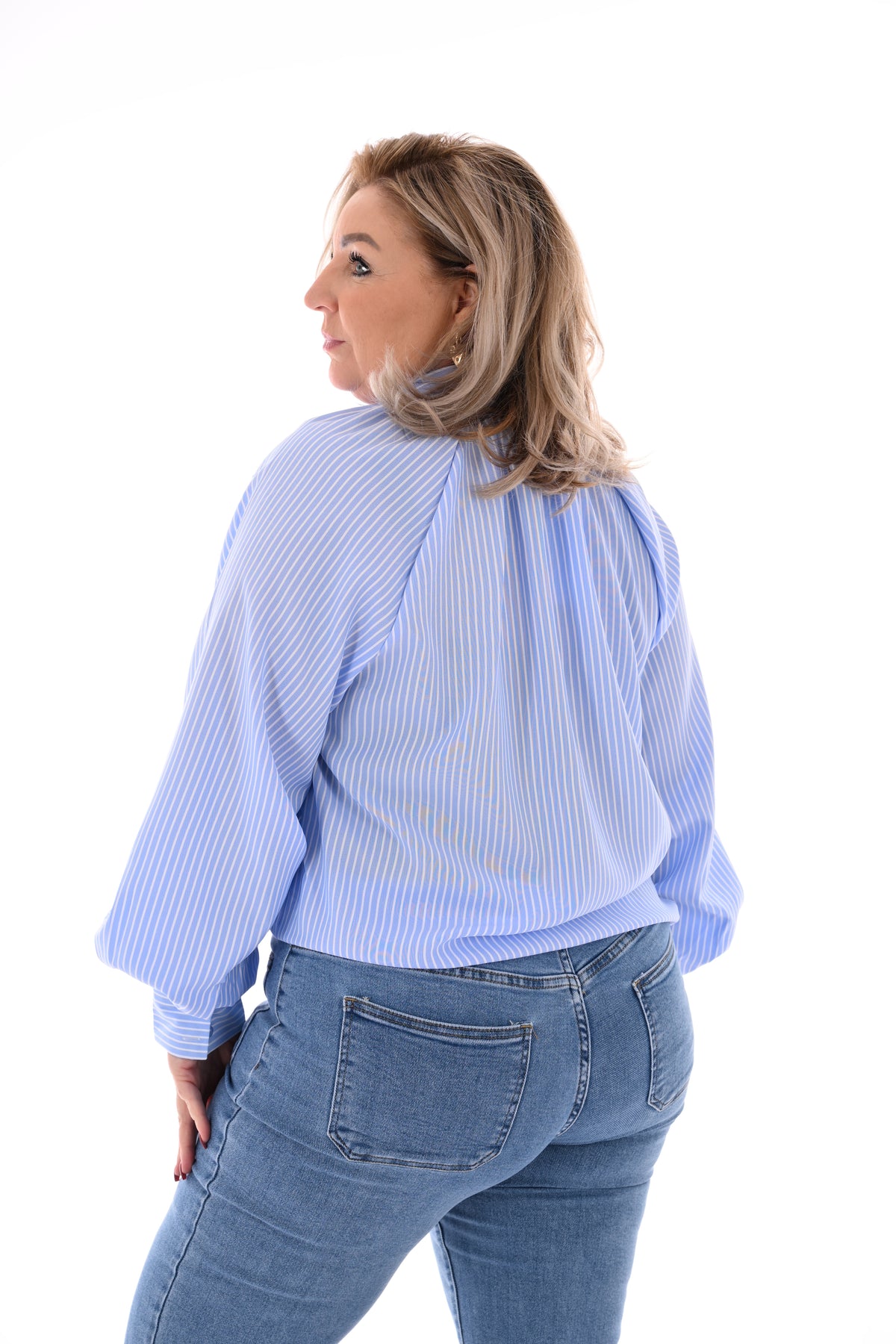 Doorknoop blouse fijne streepjes met strik lichtblauw