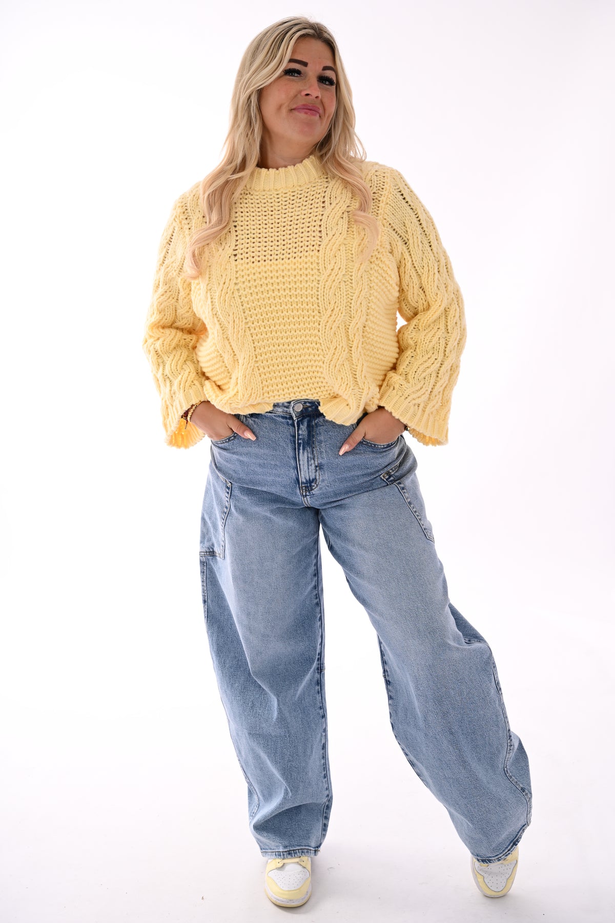 Grof gebreide trui kabels botergeel