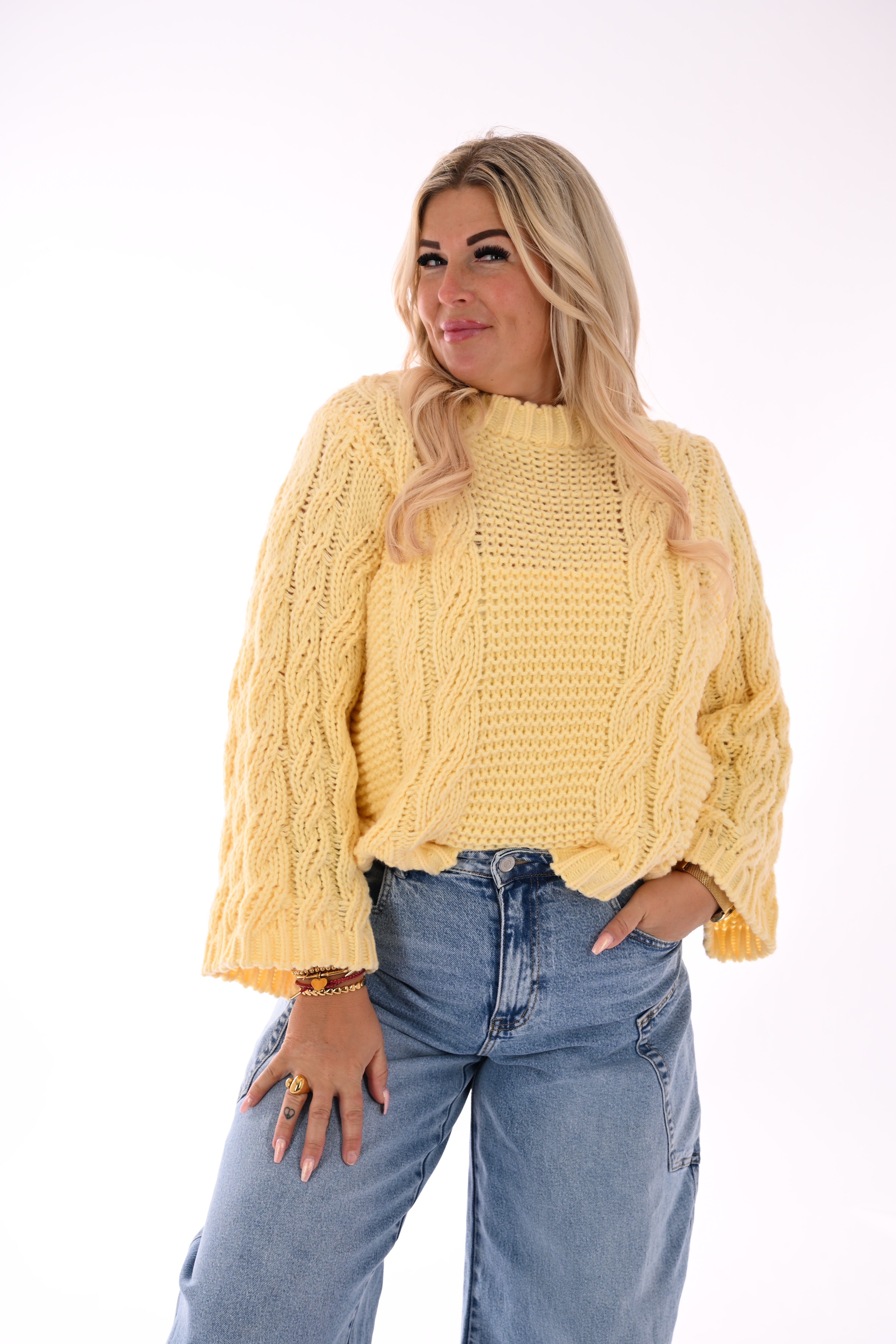Grof gebreide trui kabels botergeel
