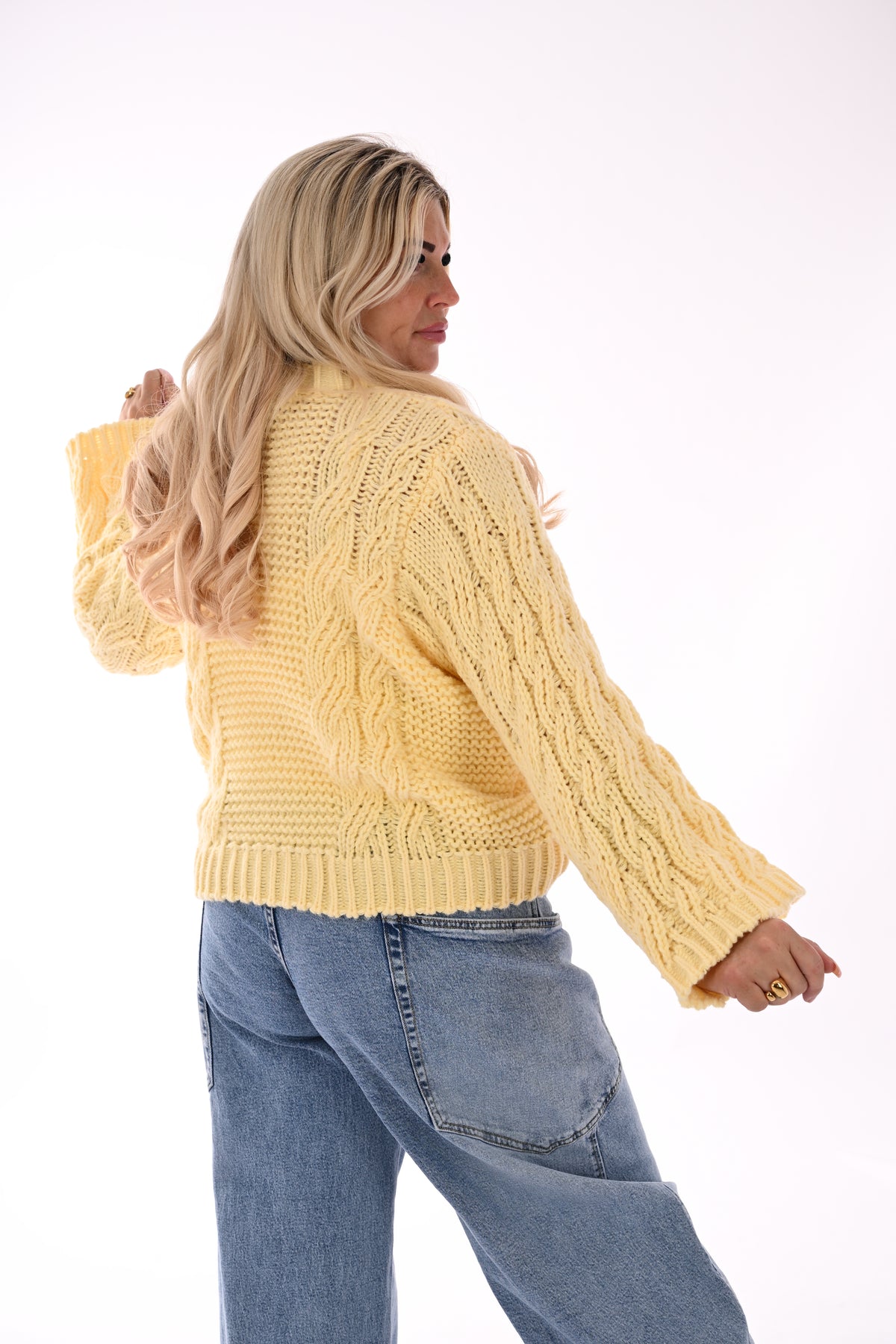Grof gebreide trui kabels botergeel