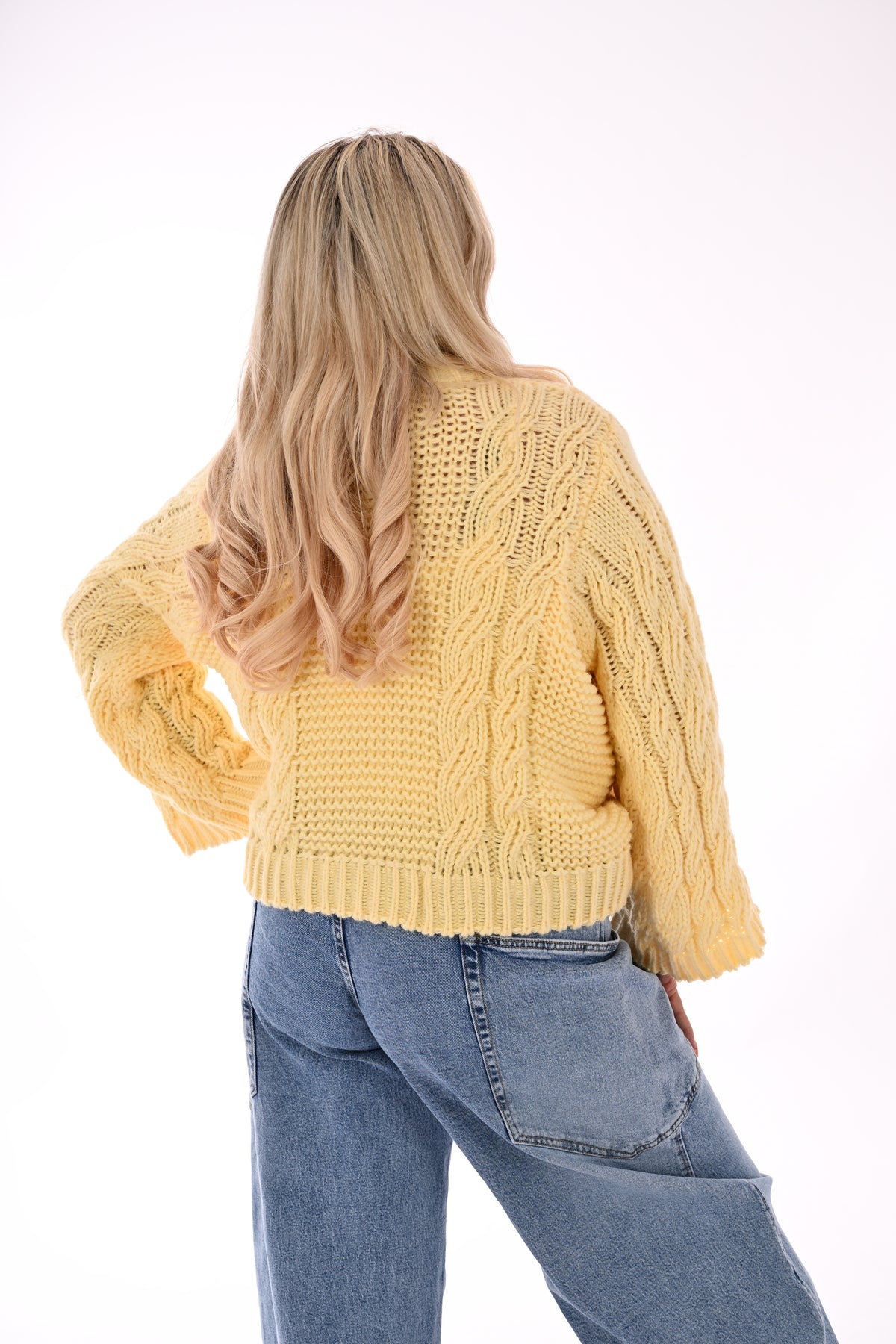 Grof gebreide trui kabels botergeel