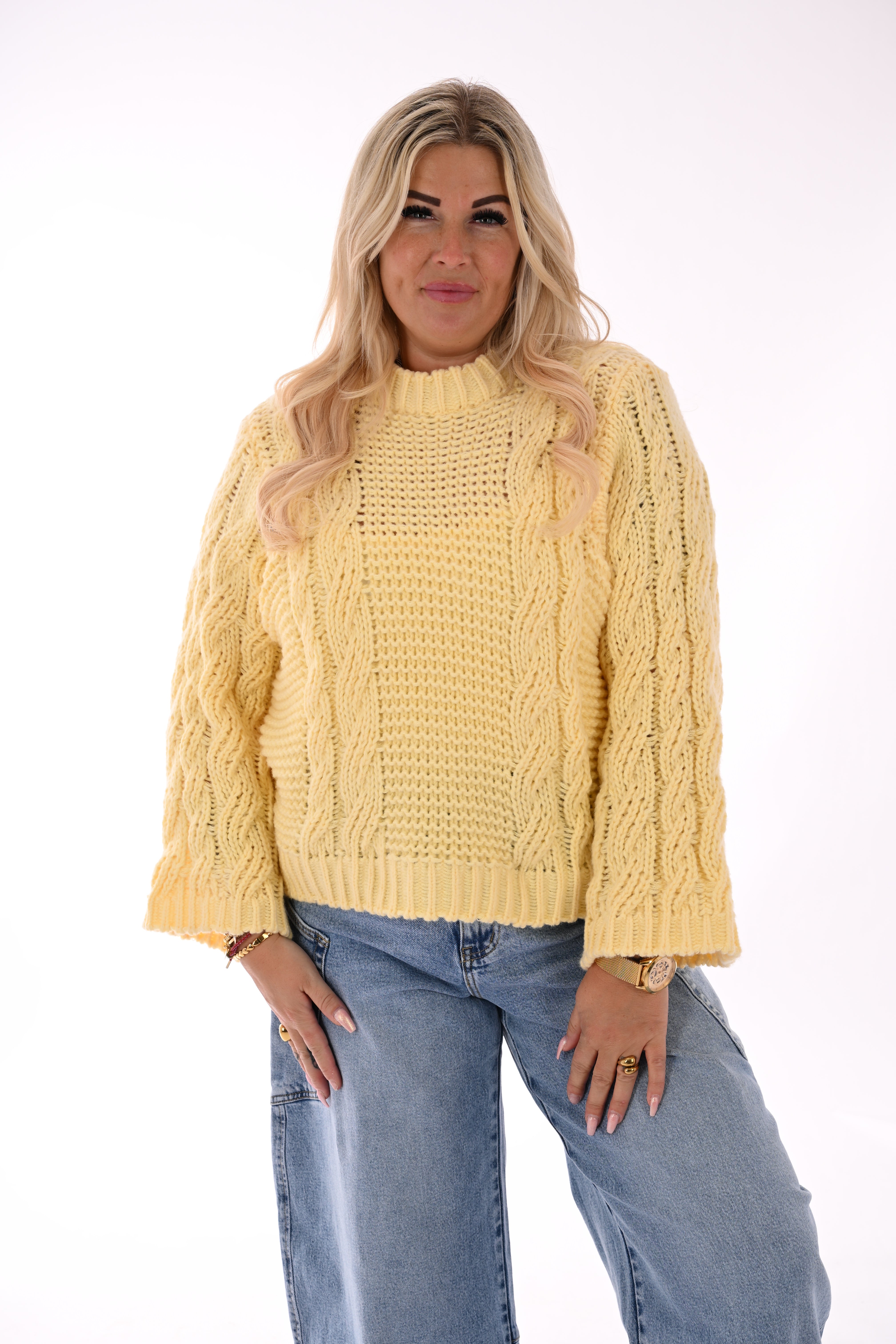 Grof gebreide trui kabels botergeel