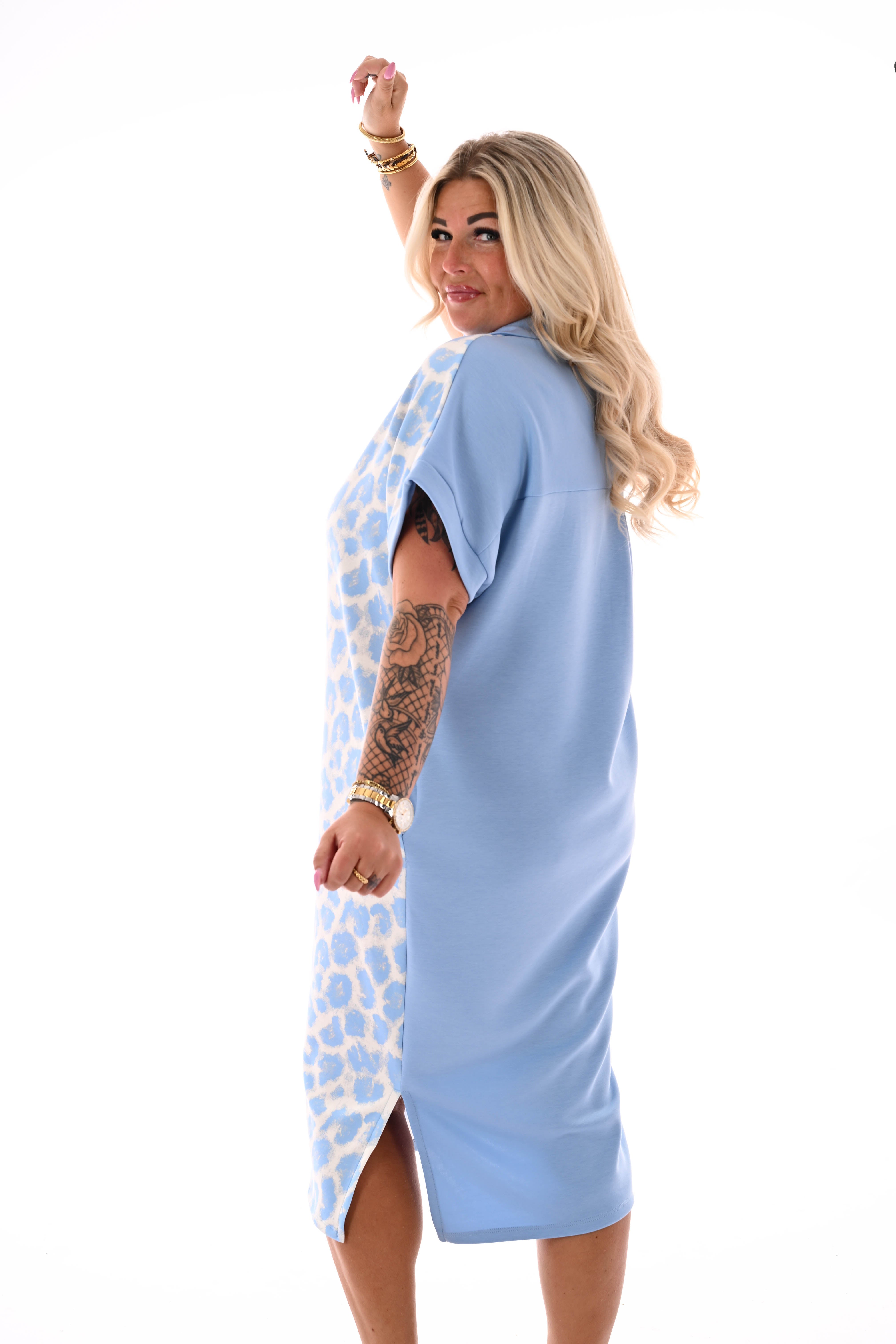 Sweaterdress korte mouwen panterprint v-hals lichtblauw