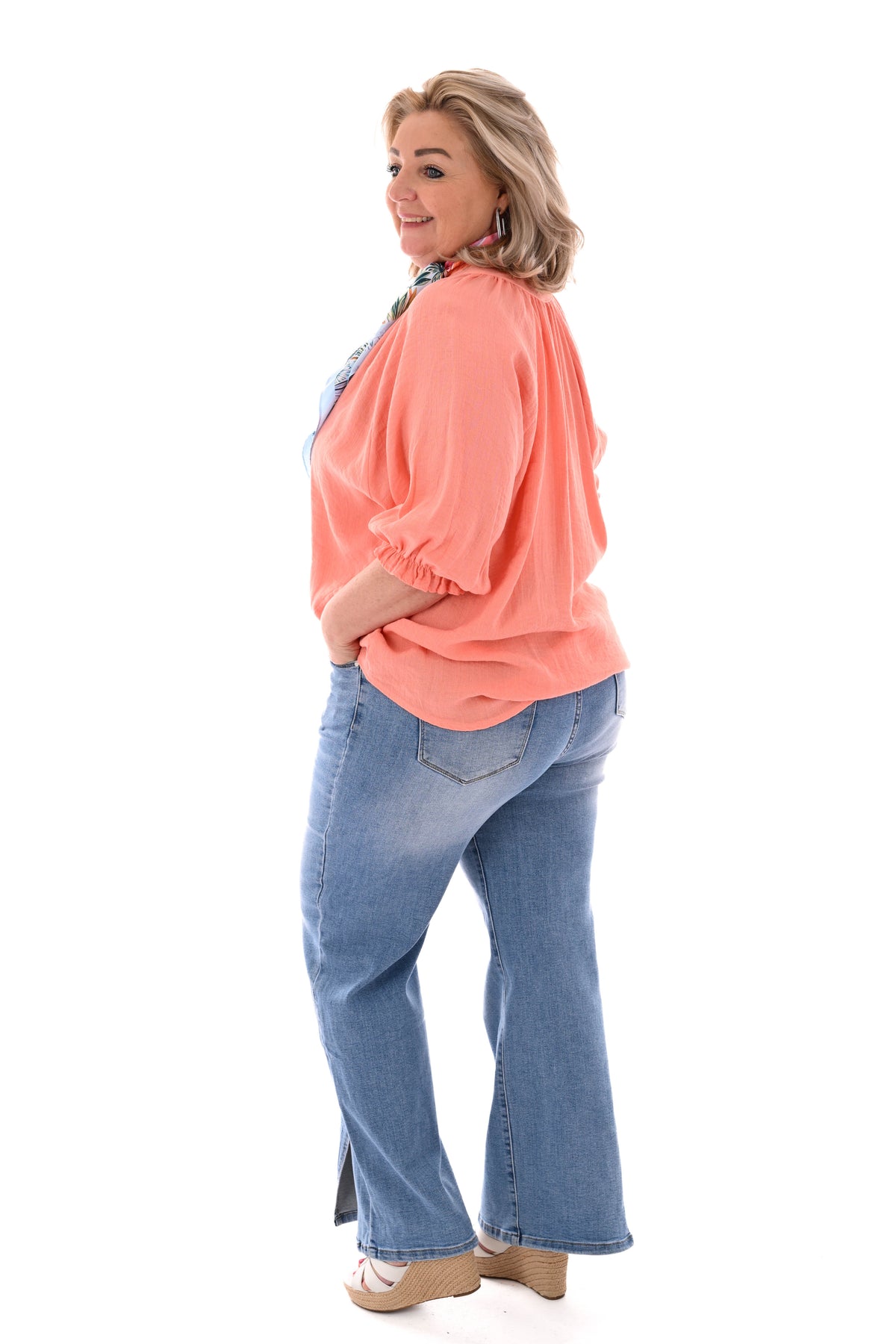 Blouse v-hals korte roezelmouwen zalm