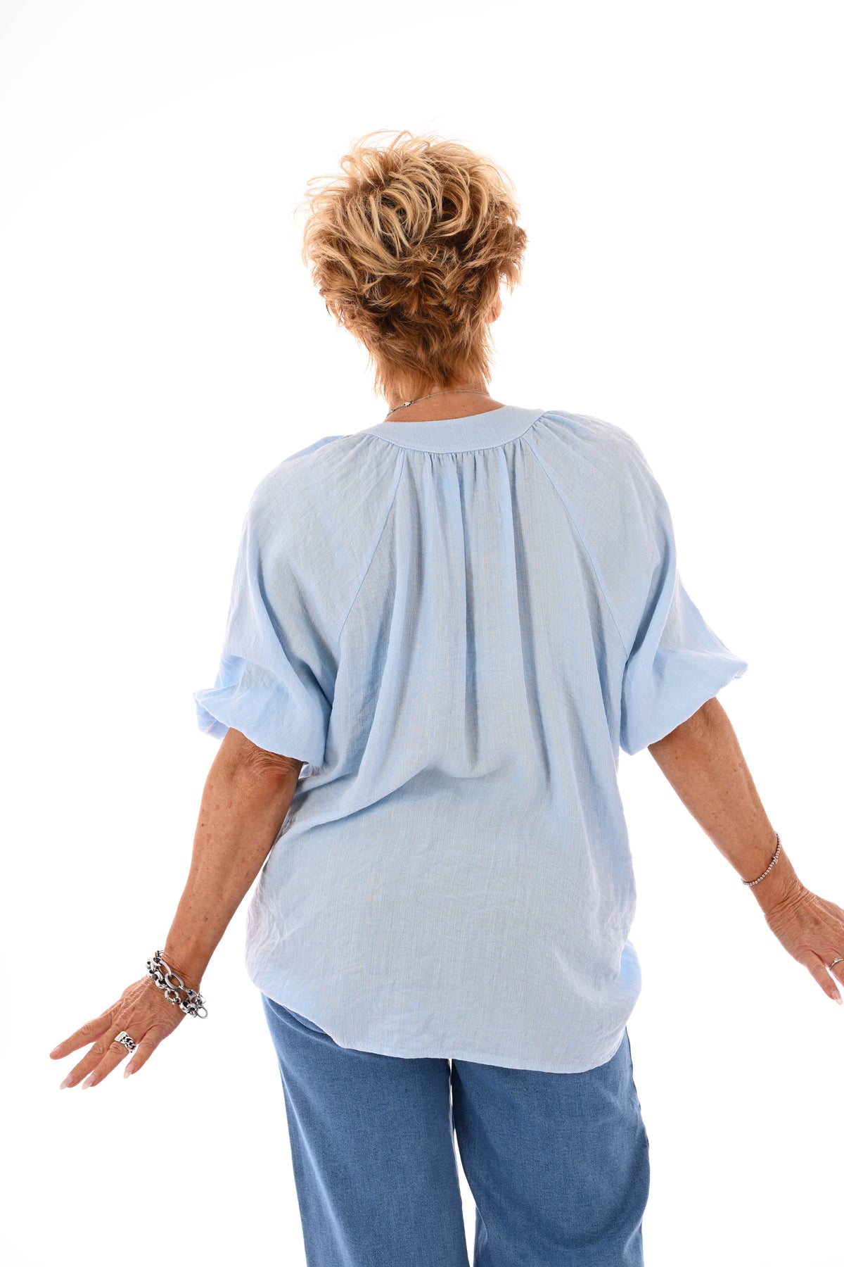 Blouse v-hals korte roezelmouwen lichtblauw